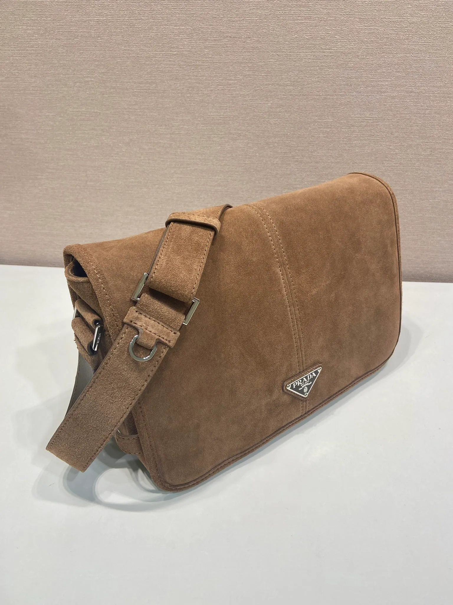 💰1560🎉New messenger bag🎉2VD073 suede leather🎉🎉 This shoulder bag is carefully made of imported suede leather. It has a unique streamlined silhouette and is decorated with a unique triangle logo. It is fashionable and versatile. Flip cover design, adjustable leather shoulder strap, another popular style that will never go out of style, handsome guys, hurry up and get it🎉🎉 Length 30x Height 20x Bottom 11cm🎉🎉🎉👏👏👏