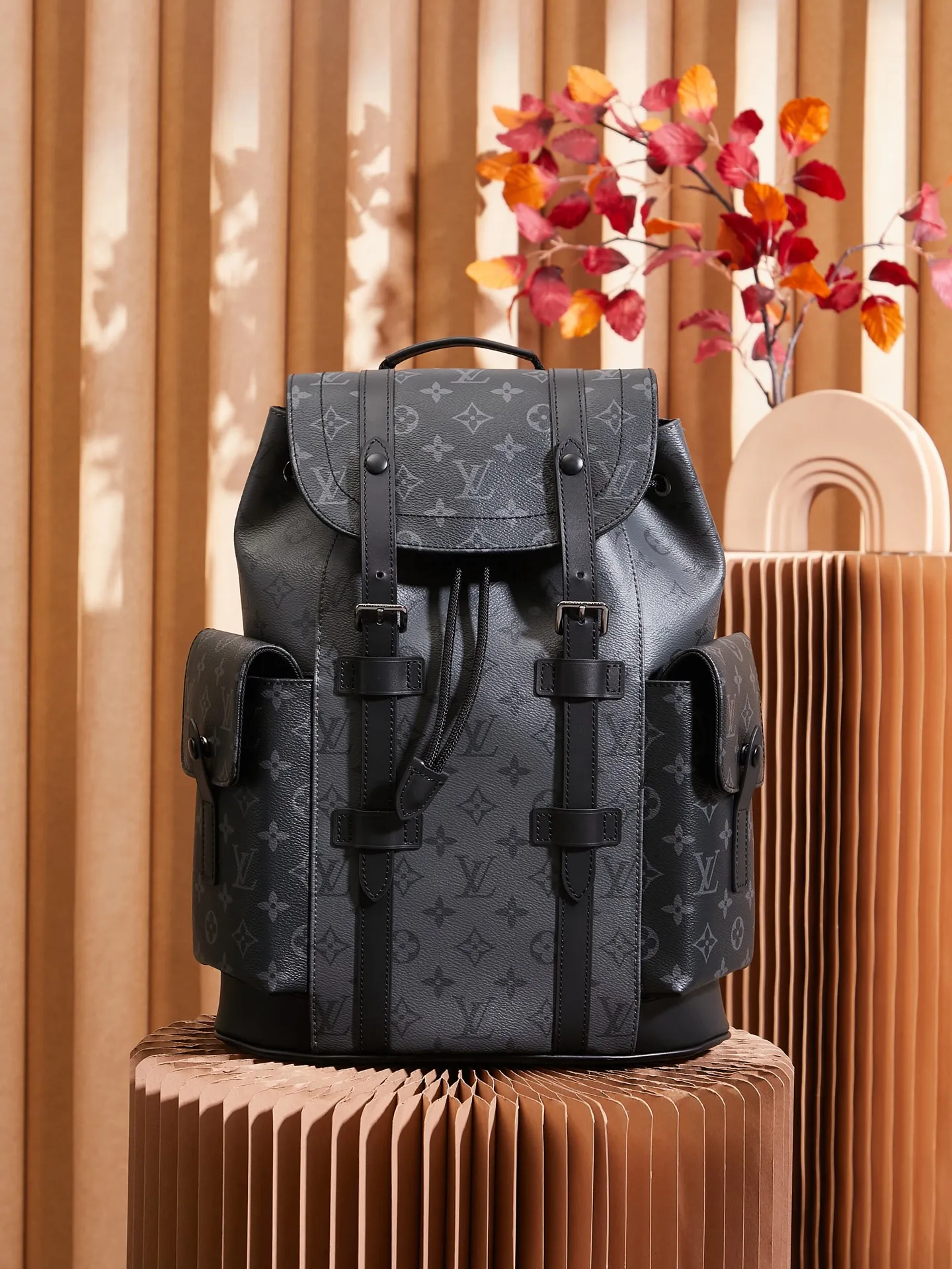 P¥920👉nfc dynamic chip version👈【Top inspection-free pure steel hardware】𝐂𝐇𝐑𝐈𝐒𝐓𝐎𝐏𝐇𝐄𝐑 Small backpack series m46331 inspection-free version ✔️Size: 32*39*12cm 𝒄𝒉𝒓𝒊𝒔𝒕𝒐 𝒑𝒉𝒆𝒓Small size series! A unisex backpack, a daily bag that is very suitable for outdoor use. Its attractive design style is quite tasteful and can easily meet the daily travel capacity. It can hold laptops, books, documents, etc., and the flap closure snaps and drawstrings are more layered and retro. It is an almost versatile bag shape! This model has a high utilization rate and is a must-have for daily commuting and traveling. It doesn���t matter how tall you are!