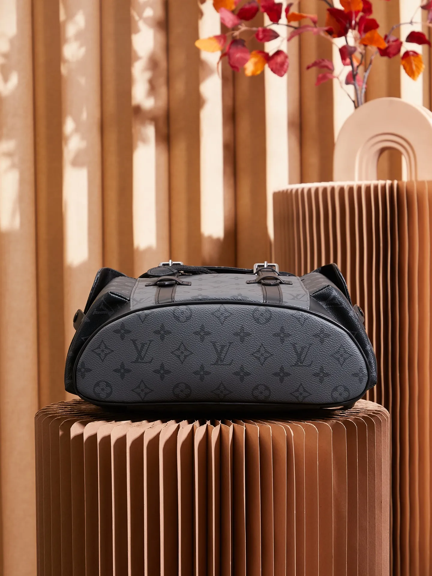 P¥920👉nfc dynamic chip version👈【Top inspection-free pure steel hardware】𝐂𝐇𝐑𝐈𝐒𝐓𝐎𝐏𝐇𝐄𝐑 Small backpack series m46331 inspection-free version ✔️Size: 32*39*12cm 𝒄𝒉𝒓𝒊𝒔𝒕𝒐 𝒑𝒉𝒆𝒓Small size series! A unisex backpack, a daily bag that is very suitable for outdoor use. Its attractive design style is quite tasteful and can easily meet the daily travel capacity. It can hold laptops, books, documents, etc., and the flap closure snaps and drawstrings are more layered and retro. It is an almost versatile bag shape! This model has a high utilization rate and is a must-have for daily commuting and traveling. It doesn���t matter how tall you are!