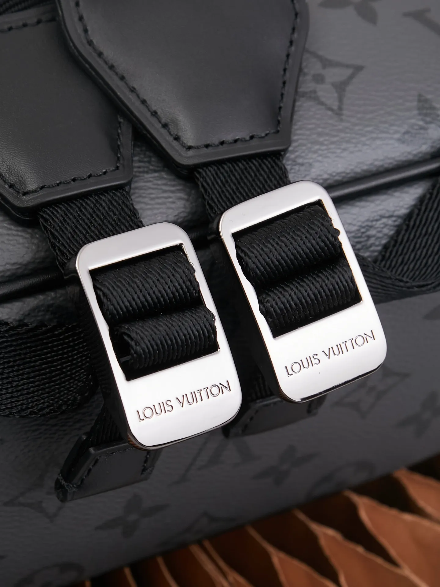 P¥920👉nfc dynamic chip version👈【Top inspection-free pure steel hardware】𝐂𝐇𝐑𝐈𝐒𝐓𝐎𝐏𝐇𝐄𝐑 Small backpack series m46331 inspection-free version ✔️Size: 32*39*12cm 𝒄𝒉𝒓𝒊𝒔𝒕𝒐 𝒑𝒉𝒆𝒓Small size series! A unisex backpack, a daily bag that is very suitable for outdoor use. Its attractive design style is quite tasteful and can easily meet the daily travel capacity. It can hold laptops, books, documents, etc., and the flap closure snaps and drawstrings are more layered and retro. It is an almost versatile bag shape! This model has a high utilization rate and is a must-have for daily commuting and traveling. It doesn���t matter how tall you are!