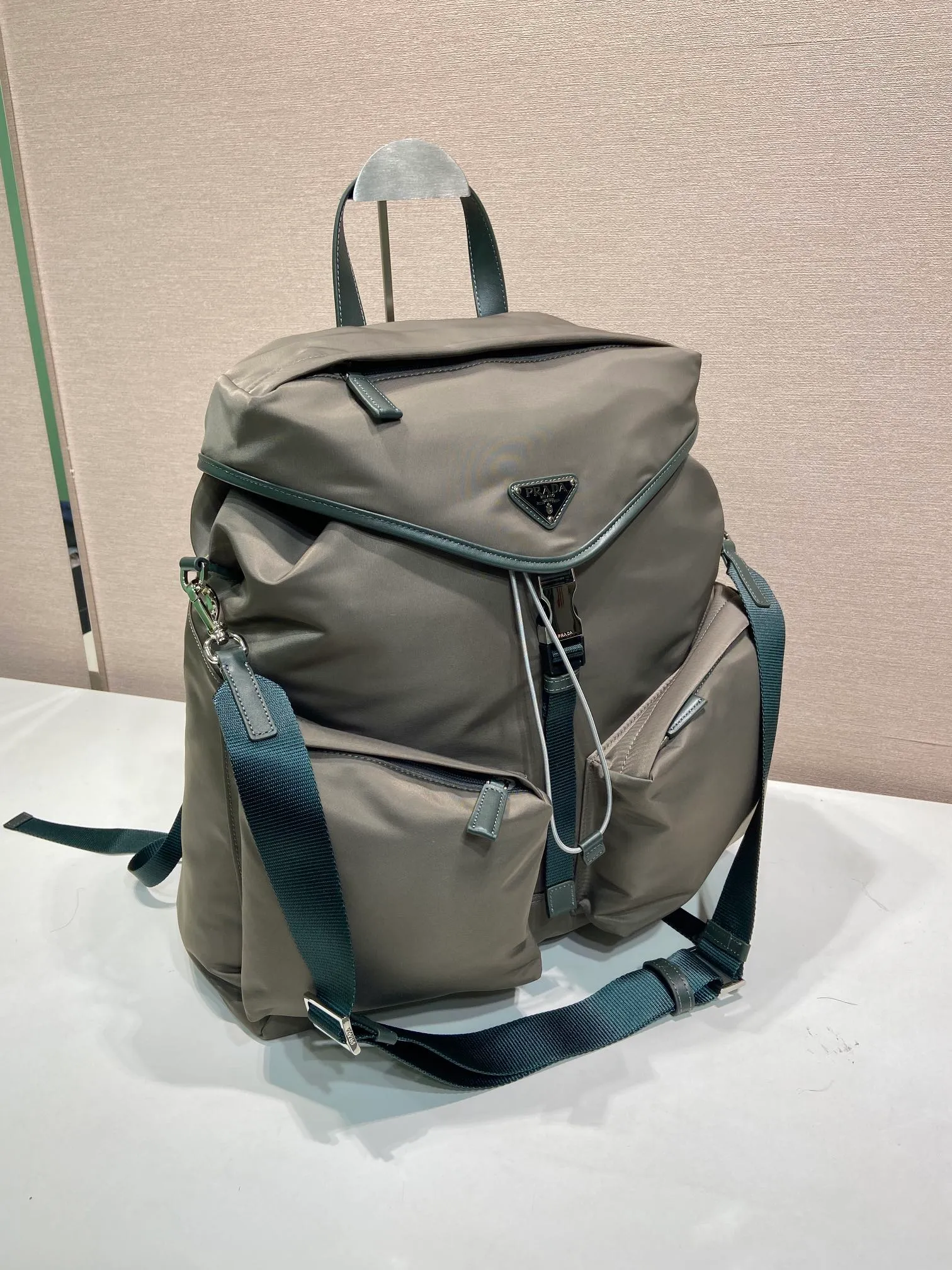 💰1700🎉New catwalk model🎉2VZ108A shoulder bag/shoulder bag🎉🎉 This catwalk style backpack is made of imported nylon fabric, calfskin and top-grade hardware. It has a front buckle/flap and 2 pocket design. It is equipped with a detachable nylon shoulder strap. The back can be carried on both shoulders and inserted into a trolley case. It has many compartments and a lot of space. It is no problem for daily carrying and business trips. It is fashionable and practical. Get it now. Handsome guys👏👏 38cm long, 45cm tall and 18cm tall🎉🎉🎉👏👏👏