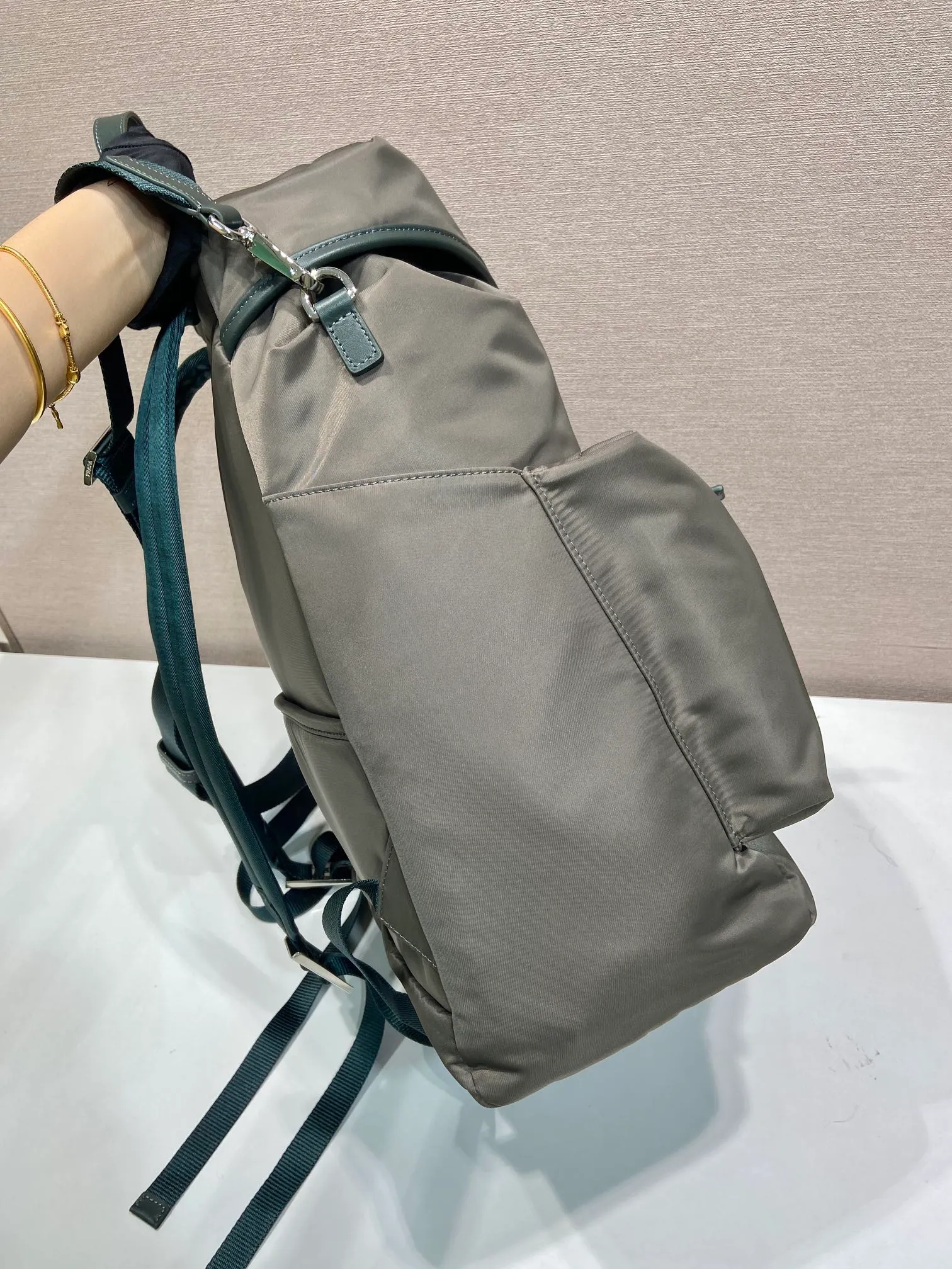 💰1700🎉New catwalk model🎉2VZ108A shoulder bag/shoulder bag🎉🎉 This catwalk style backpack is made of imported nylon fabric, calfskin and top-grade hardware. It has a front buckle/flap and 2 pocket design. It is equipped with a detachable nylon shoulder strap. The back can be carried on both shoulders and inserted into a trolley case. It has many compartments and a lot of space. It is no problem for daily carrying and business trips. It is fashionable and practical. Get it now. Handsome guys👏👏 38cm long, 45cm tall and 18cm tall🎉🎉🎉👏👏👏