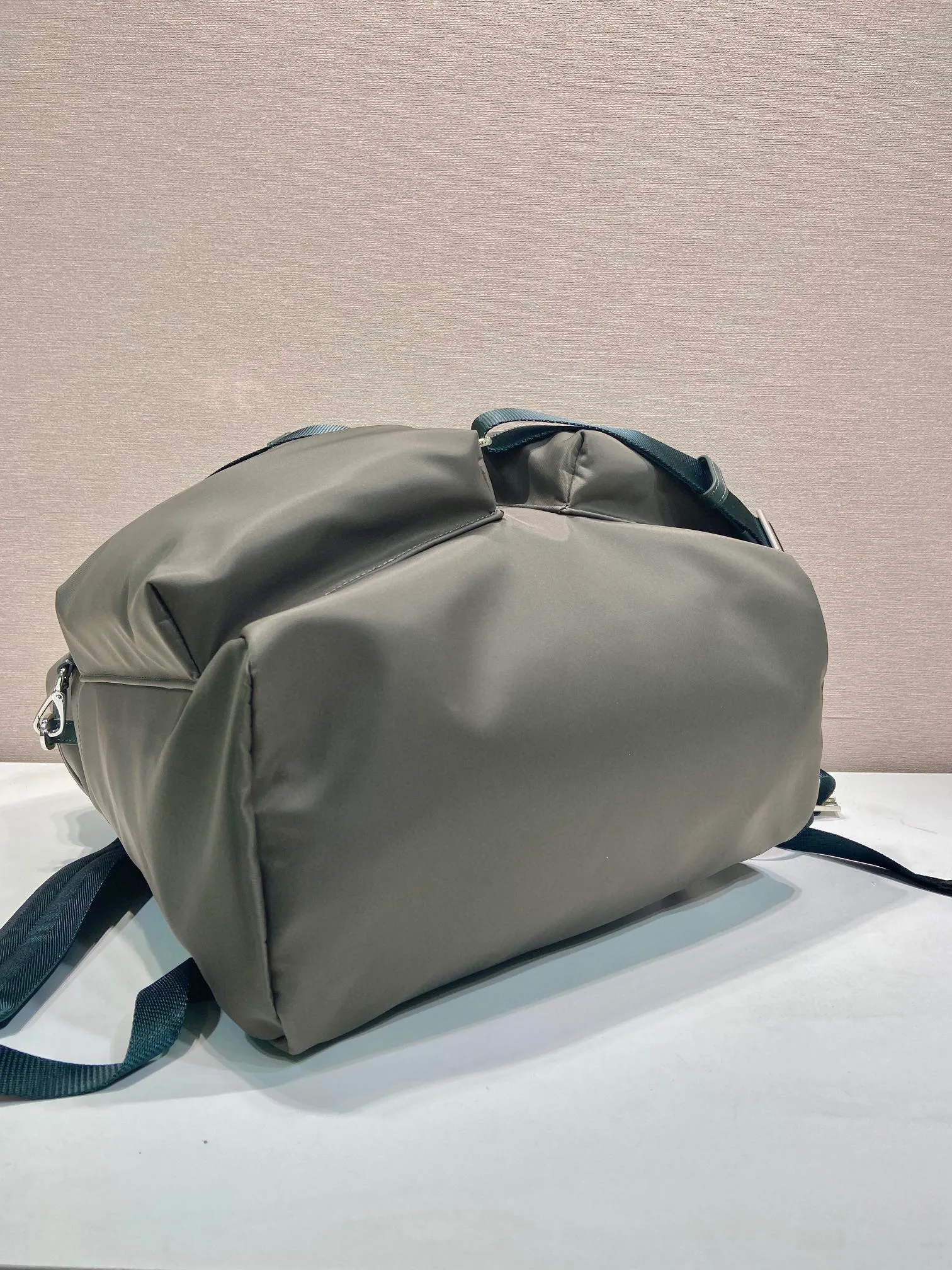 💰1700🎉New catwalk model🎉2VZ108A shoulder bag/shoulder bag🎉🎉 This catwalk style backpack is made of imported nylon fabric, calfskin and top-grade hardware. It has a front buckle/flap and 2 pocket design. It is equipped with a detachable nylon shoulder strap. The back can be carried on both shoulders and inserted into a trolley case. It has many compartments and a lot of space. It is no problem for daily carrying and business trips. It is fashionable and practical. Get it now. Handsome guys👏👏 38cm long, 45cm tall and 18cm tall🎉🎉🎉👏👏👏