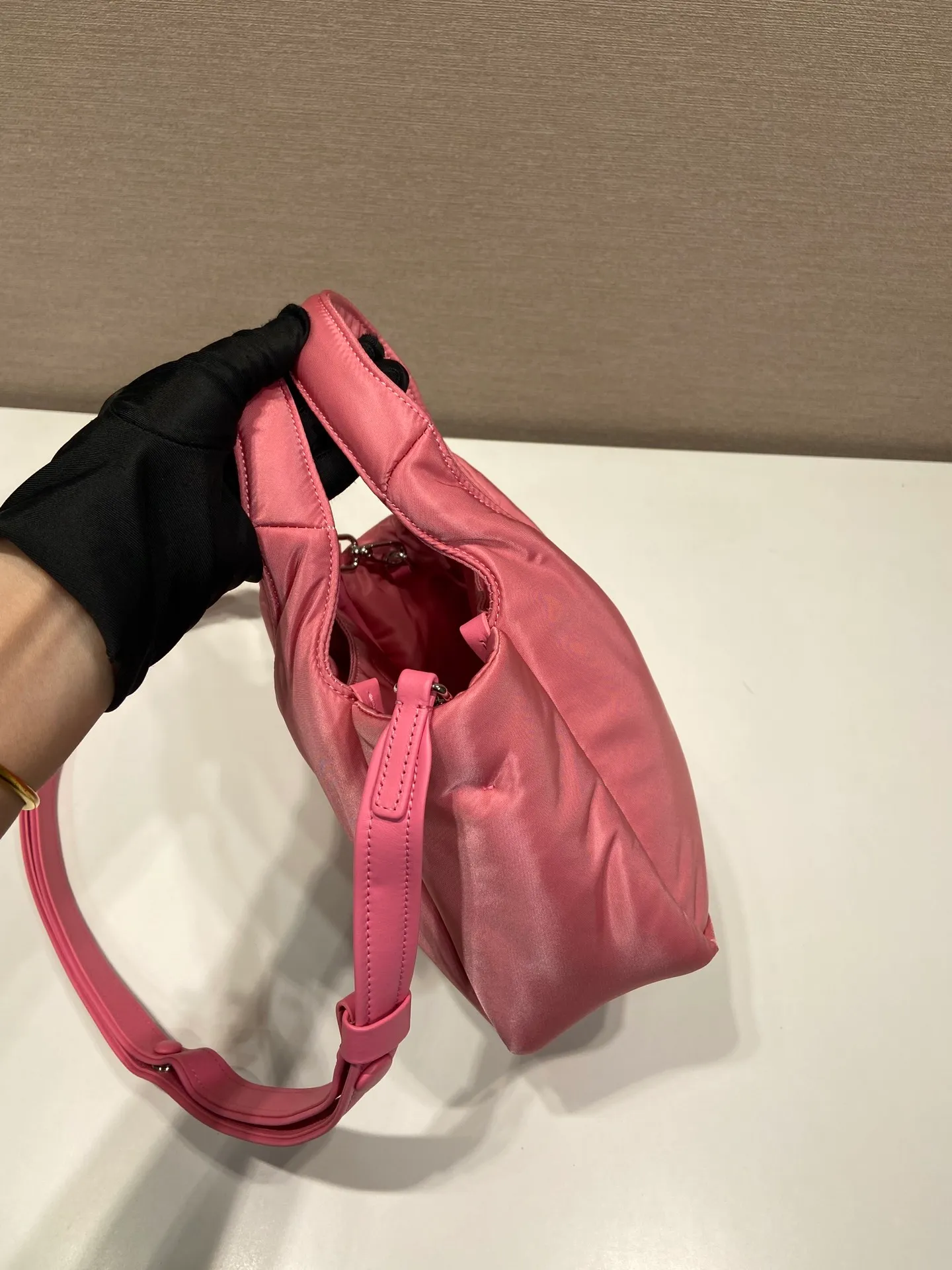 💰1060🎉Mini Tote Bag🎉1BA359 Nylon Fabric🎉🎉 This tote bag style handbag is made of imported nylon fabric, simple and very soft to the touch, casual and fashionable, with double handles and magnetic buckles. Open the bag to reveal the nylon lining and three compartments. The space capacity is very large and lightweight🎉🎉Can be carried on the shoulder🎉🎉If you like babies, hurry up and get it🎉🎉 Length 19x Height 16x Bottom 10cm🎉🎉🎉🍊🍊🍊