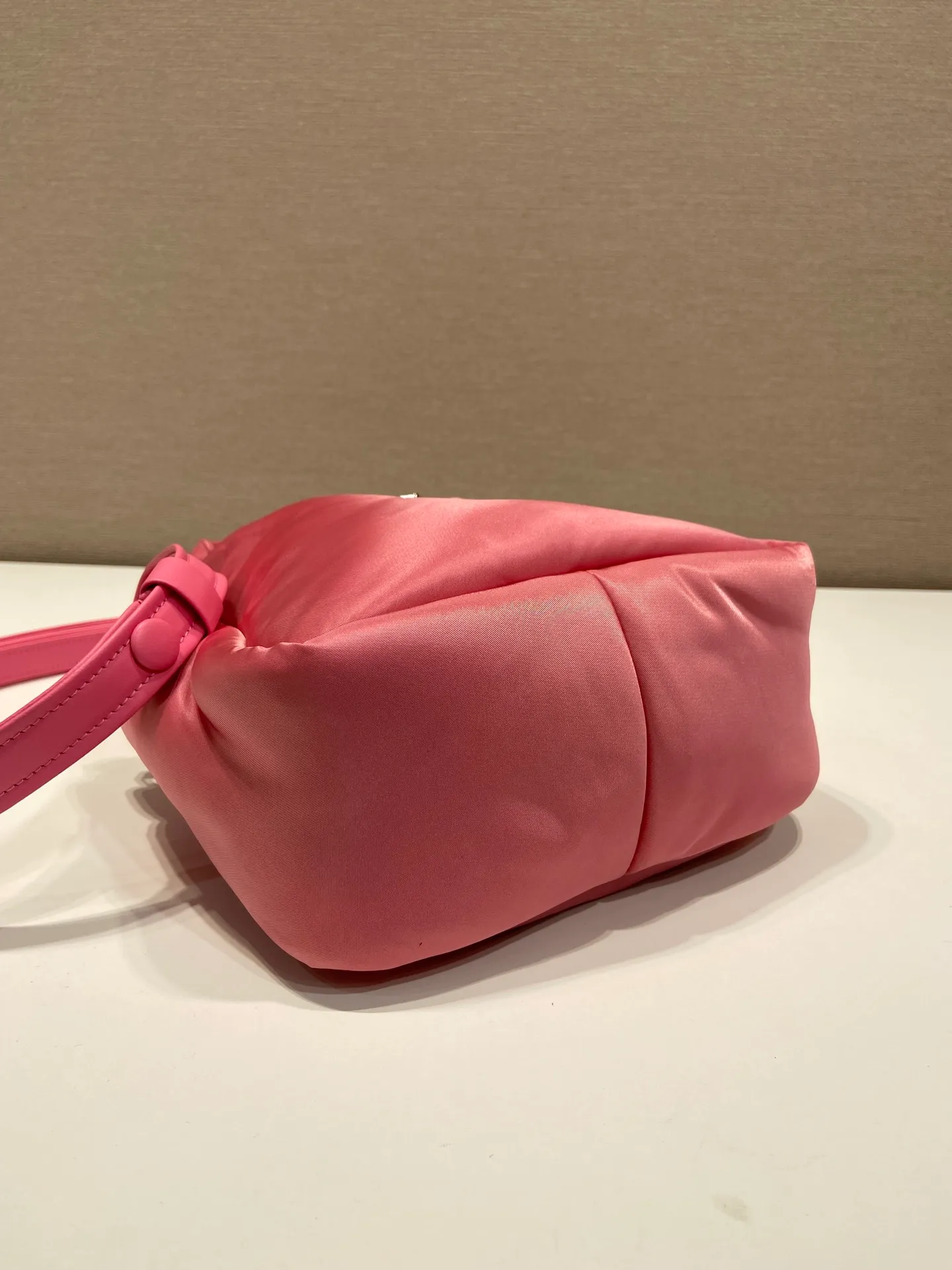 💰1060🎉Mini Tote Bag🎉1BA359 Nylon Fabric🎉🎉 This tote bag style handbag is made of imported nylon fabric, simple and very soft to the touch, casual and fashionable, with double handles and magnetic buckles. Open the bag to reveal the nylon lining and three compartments. The space capacity is very large and lightweight🎉🎉Can be carried on the shoulder🎉🎉If you like babies, hurry up and get it🎉🎉 Length 19x Height 16x Bottom 10cm🎉🎉🎉🍊🍊🍊