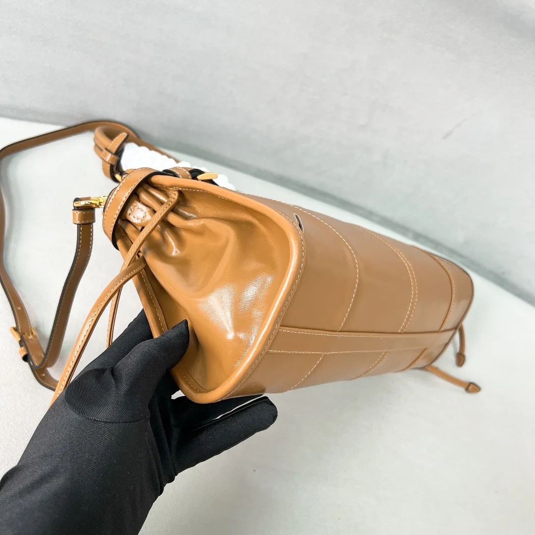 💰1840✨New model debut✨Oil-wax leather LuxSoft handbag small size 1BA426 long handle New popular LuxSoftBag Retro oil-wax leather with gold hardware Iconic triangle logo Comes with a long shoulder strap Can be carried on one shoulder or crossbody The fashionable feel is straight forward Size 32*15.5*12