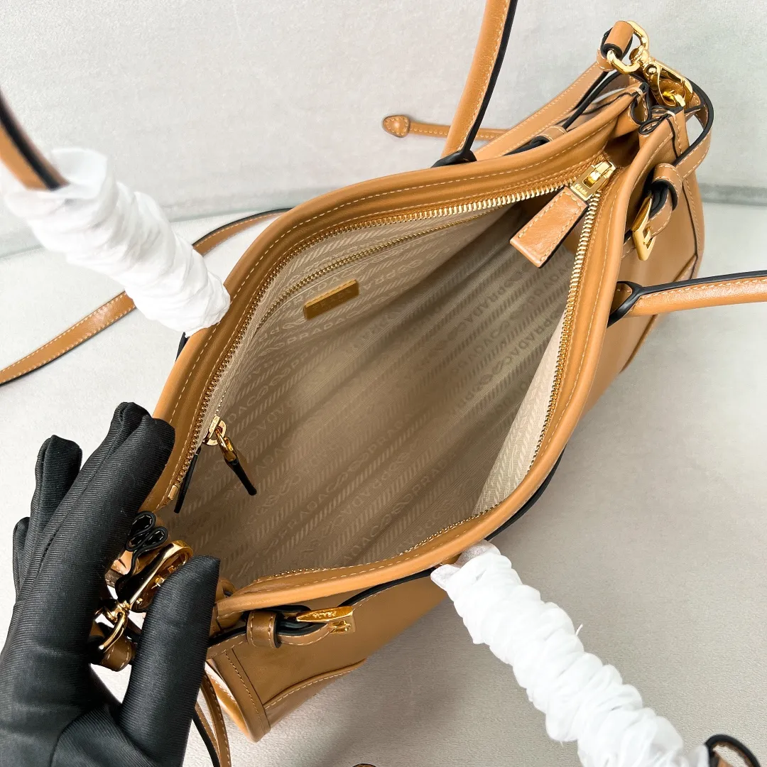 💰1840✨New model debut✨Oil-wax leather LuxSoft handbag small size 1BA426 long handle New popular LuxSoftBag Retro oil-wax leather with gold hardware Iconic triangle logo Comes with a long shoulder strap Can be carried on one shoulder or crossbody The fashionable feel is straight forward Size 32*15.5*12