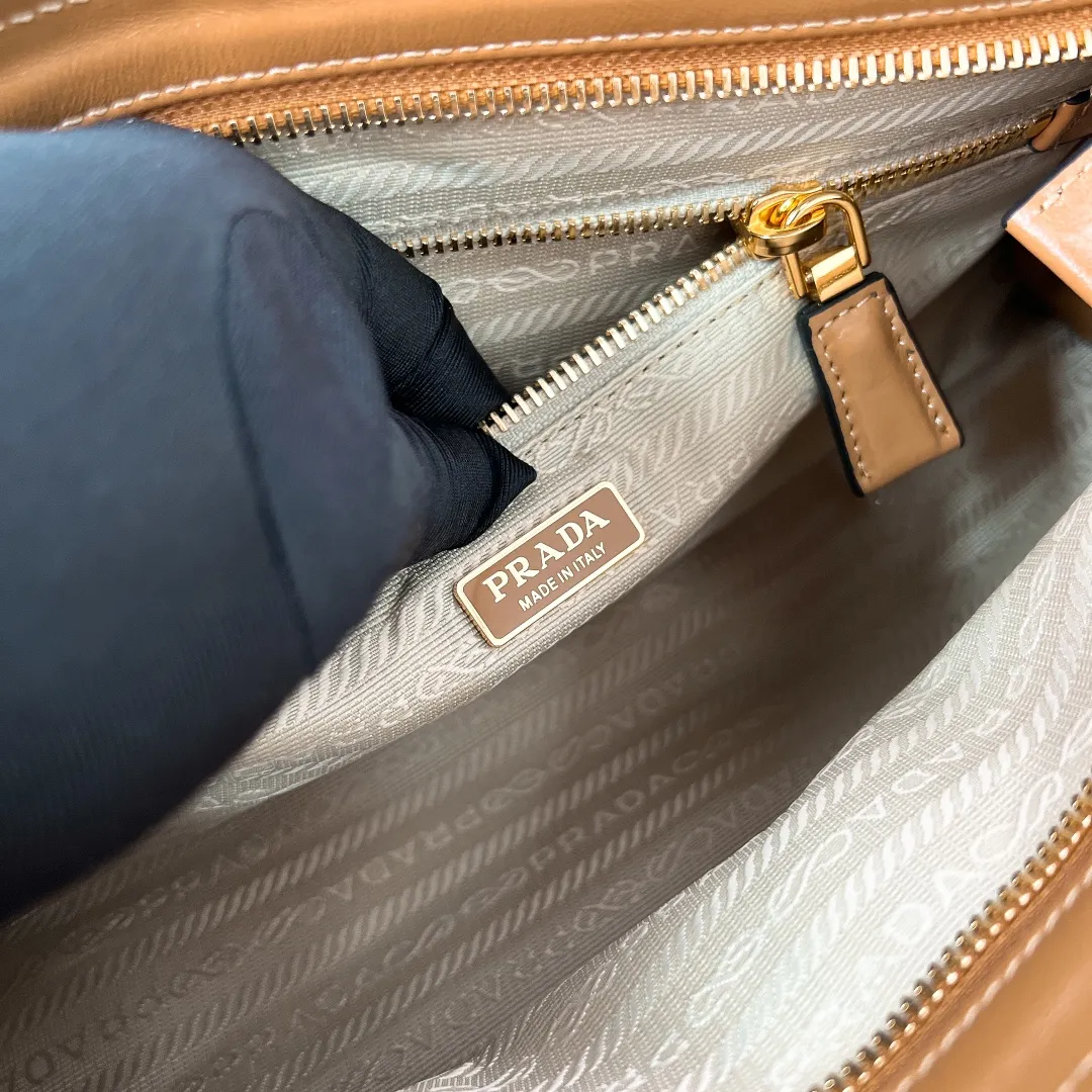 💰1840✨New model debut✨Oil-wax leather LuxSoft handbag small size 1BA426 long handle New popular LuxSoftBag Retro oil-wax leather with gold hardware Iconic triangle logo Comes with a long shoulder strap Can be carried on one shoulder or crossbody The fashionable feel is straight forward Size 32*15.5*12