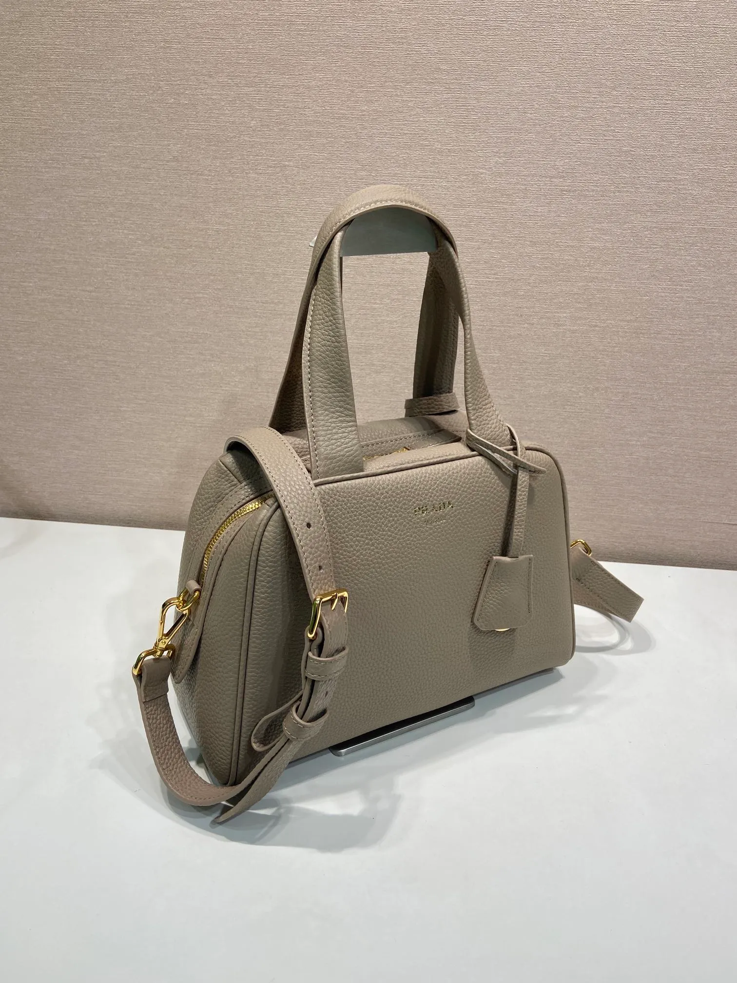 💰1700🎉New arrival 1BB149 small🎉🎉 This top handle bag made of natural grain leather is reinterpreted with a soft silhouette and can be carried by hand or worn with a detachable shoulder strap and comes with 2 detachable hang tags. Metal hardware. It has an embossed letter logo on the front, a zipper closure, and two pockets, one of which is zippered. It has a large capacity and is a popular item that will never go out of style. Hurry up and get it🎉 Length 28x Height 20x Bottom 13cm🎉🎉🎉💰💰💰