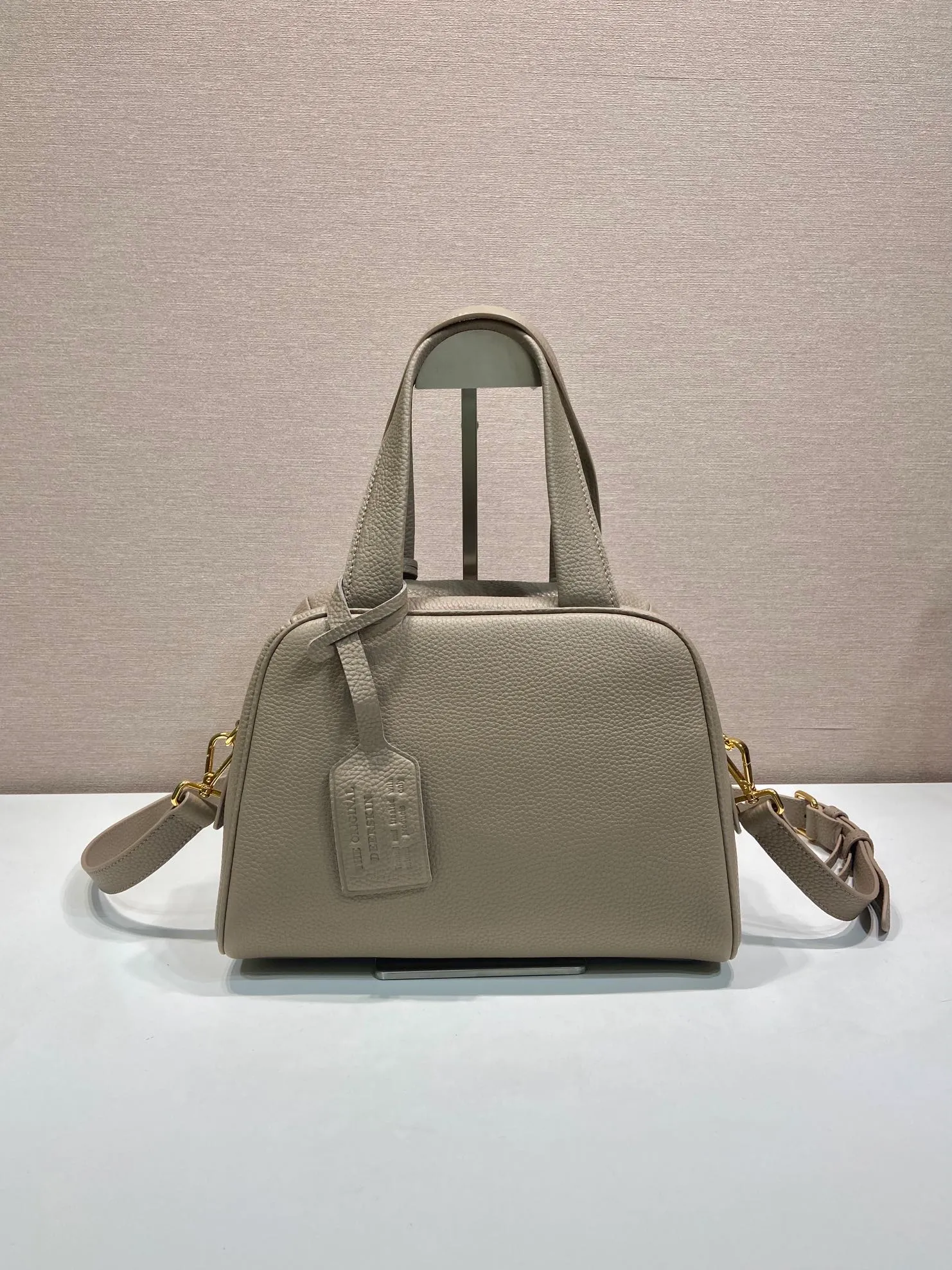 💰1700🎉New arrival 1BB149 small🎉🎉 This top handle bag made of natural grain leather is reinterpreted with a soft silhouette and can be carried by hand or worn with a detachable shoulder strap and comes with 2 detachable hang tags. Metal hardware. It has an embossed letter logo on the front, a zipper closure, and two pockets, one of which is zippered. It has a large capacity and is a popular item that will never go out of style. Hurry up and get it🎉 Length 28x Height 20x Bottom 13cm🎉🎉🎉💰💰💰