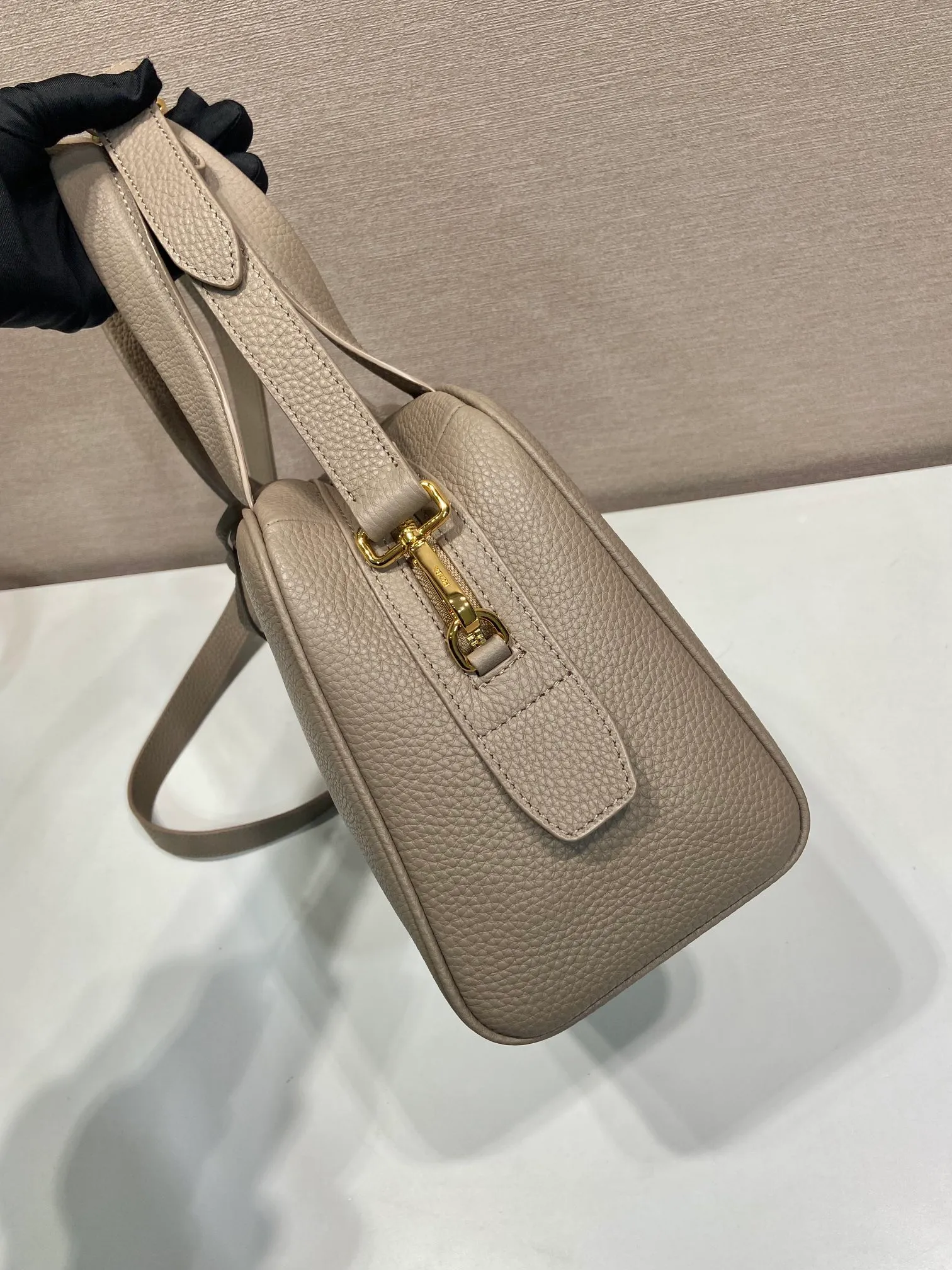 💰1700🎉New arrival 1BB149 small🎉🎉 This top handle bag made of natural grain leather is reinterpreted with a soft silhouette and can be carried by hand or worn with a detachable shoulder strap and comes with 2 detachable hang tags. Metal hardware. It has an embossed letter logo on the front, a zipper closure, and two pockets, one of which is zippered. It has a large capacity and is a popular item that will never go out of style. Hurry up and get it🎉 Length 28x Height 20x Bottom 13cm🎉🎉🎉💰💰💰
