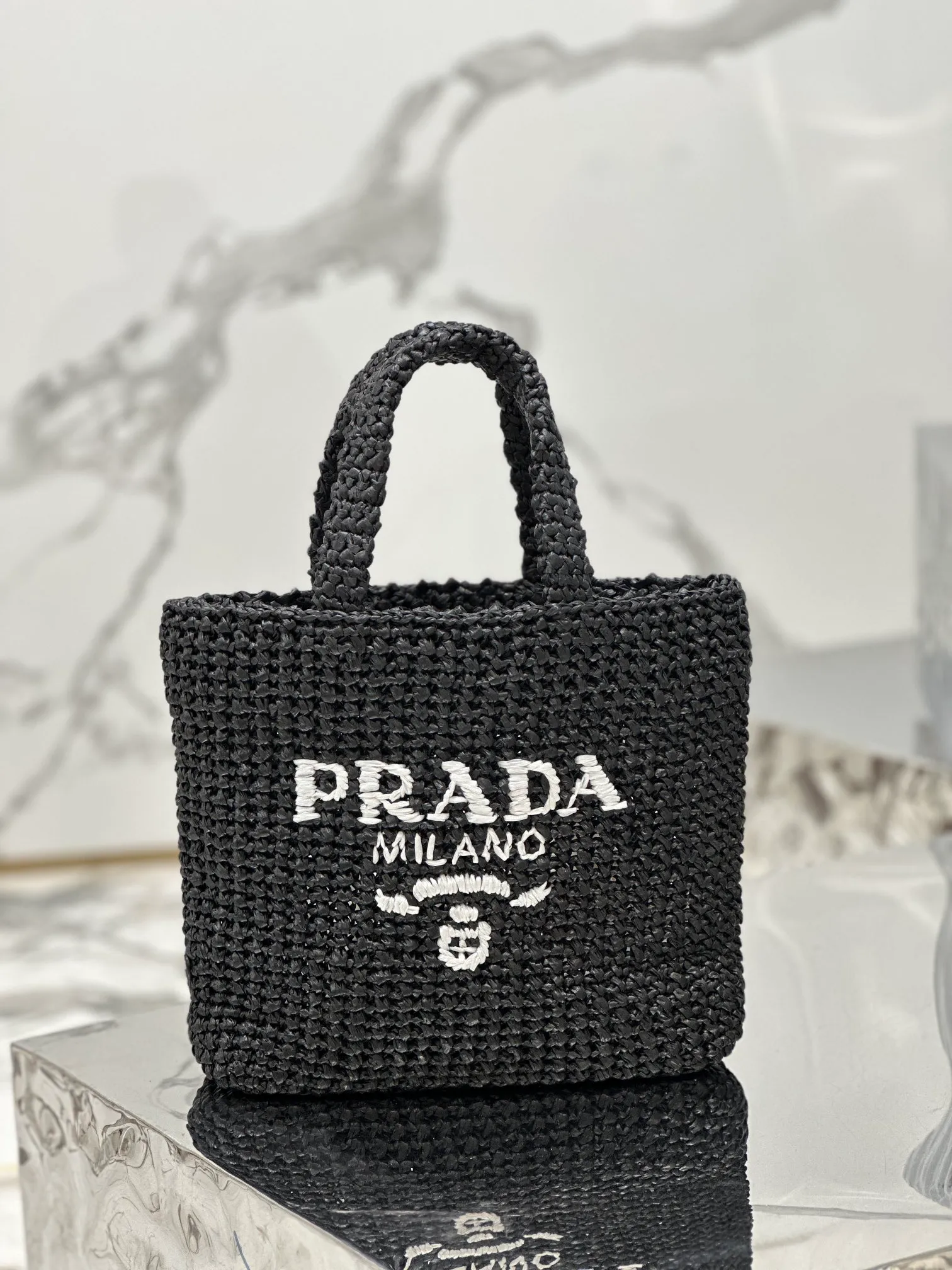 💰1640🌟Woven Tote Bag (Small Size) This woven tote bag is designed with imported raffia and is very handmade. Each bag is woven by hand using professional techniques. It is light and spacious, has a summer style, and is very versatile! Size: length 24x height 24x bottom 8cm Style number: 1BG422