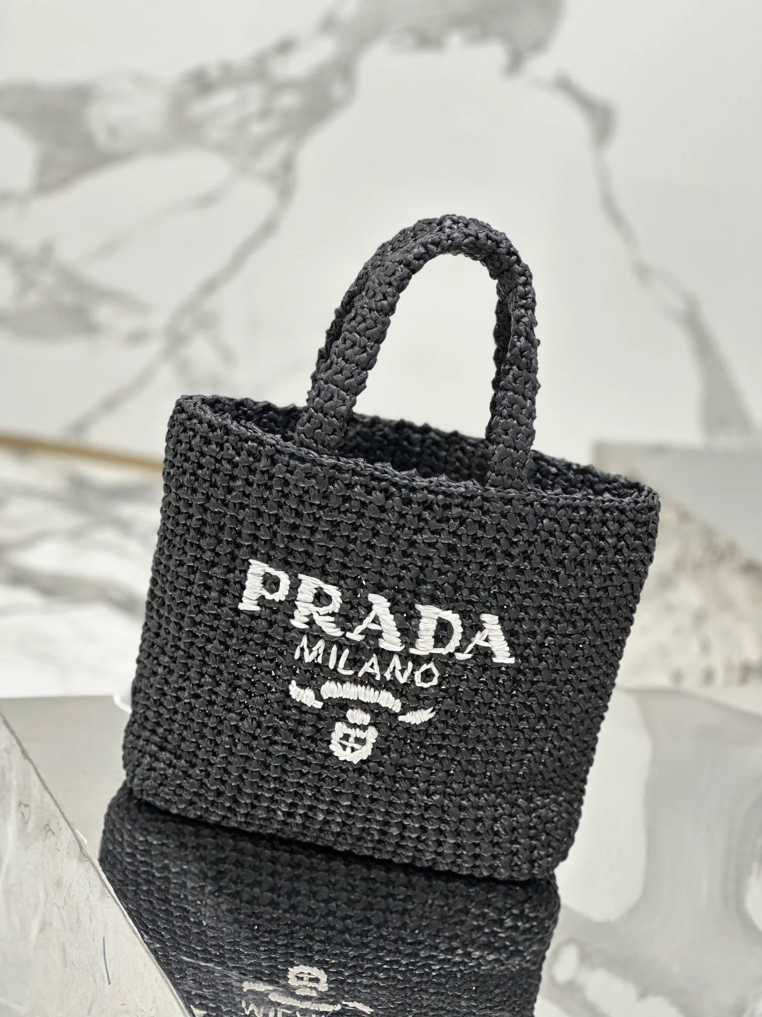 💰1640🌟Woven Tote Bag (Small Size) This woven tote bag is designed with imported raffia and is very handmade. Each bag is woven by hand using professional techniques. It is light and spacious, has a summer style, and is very versatile! Size: length 24x height 24x bottom 8cm Style number: 1BG422