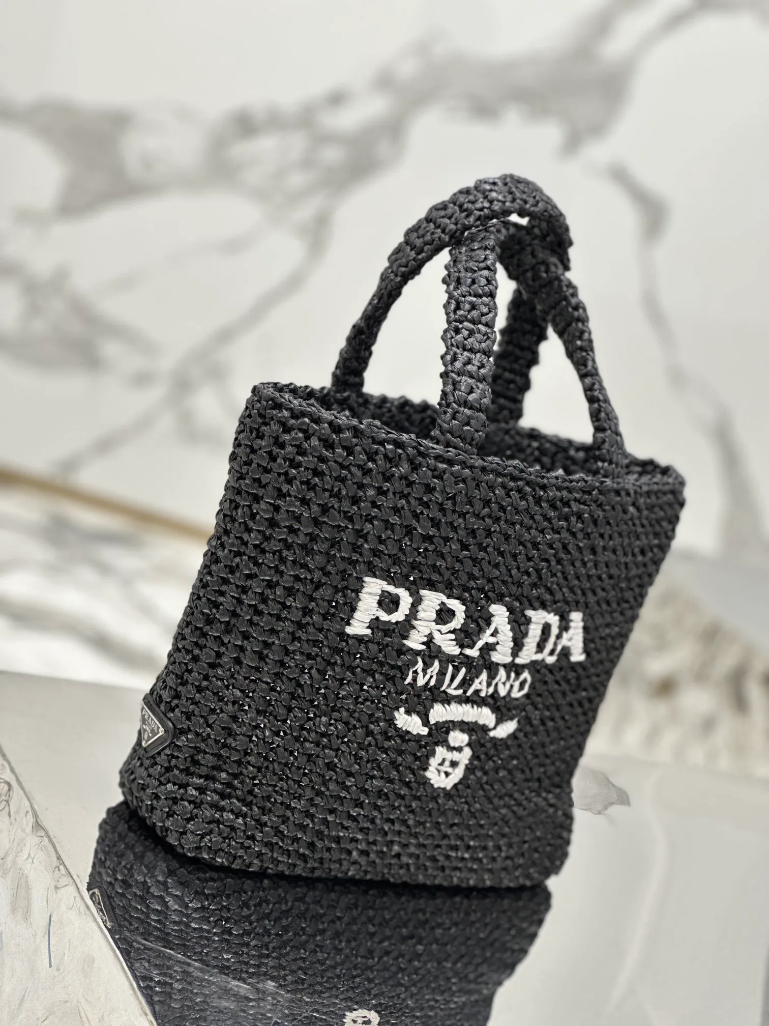 💰1640🌟Woven Tote Bag (Small Size) This woven tote bag is designed with imported raffia and is very handmade. Each bag is woven by hand using professional techniques. It is light and spacious, has a summer style, and is very versatile! Size: length 24x height 24x bottom 8cm Style number: 1BG422