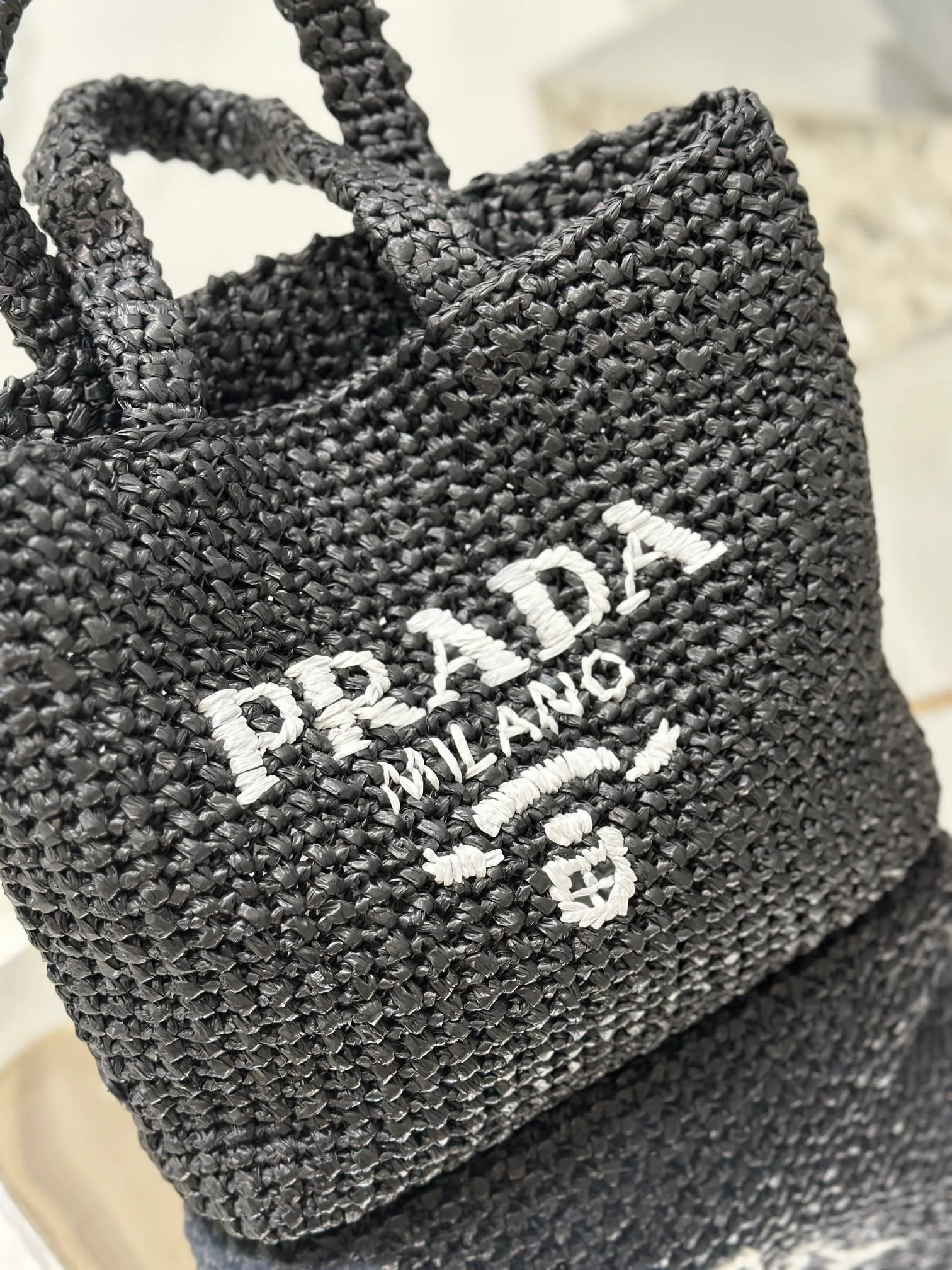 💰1640🌟Woven Tote Bag (Small Size) This woven tote bag is designed with imported raffia and is very handmade. Each bag is woven by hand using professional techniques. It is light and spacious, has a summer style, and is very versatile! Size: length 24x height 24x bottom 8cm Style number: 1BG422