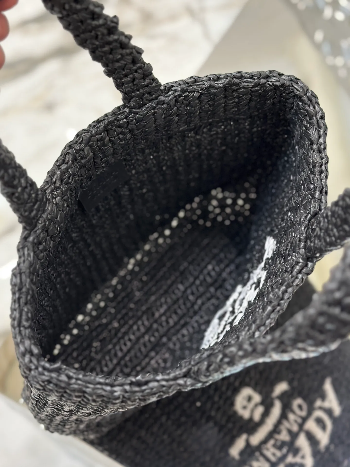 💰1640🌟Woven Tote Bag (Small Size) This woven tote bag is designed with imported raffia and is very handmade. Each bag is woven by hand using professional techniques. It is light and spacious, has a summer style, and is very versatile! Size: length 24x height 24x bottom 8cm Style number: 1BG422