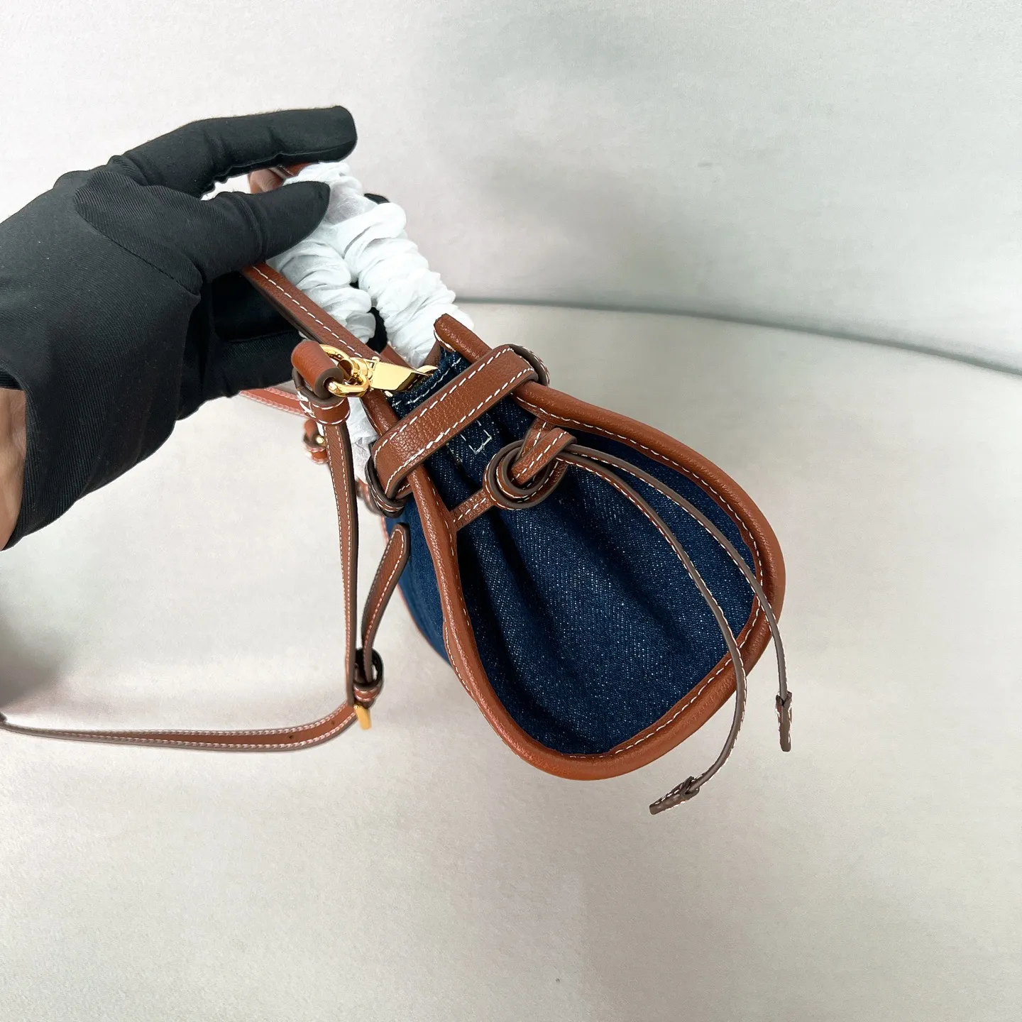 💰1400✨New model debut✨2025 new denim Baby Bonnie handbag 1BA486 hot style LuxSoft-Bonnie handbag denim fabric with retro waxed leather and gold hardware iconic triangle logo equipped with long shoulder strap can be carried on one shoulder or crossbody, fashionable and full of design, casual and simple, exquisite and practical, a retro style bag suitable for daily travel The upper body is really cool and sassy, retro➕fashionable and instant. Size 23.5*12*9