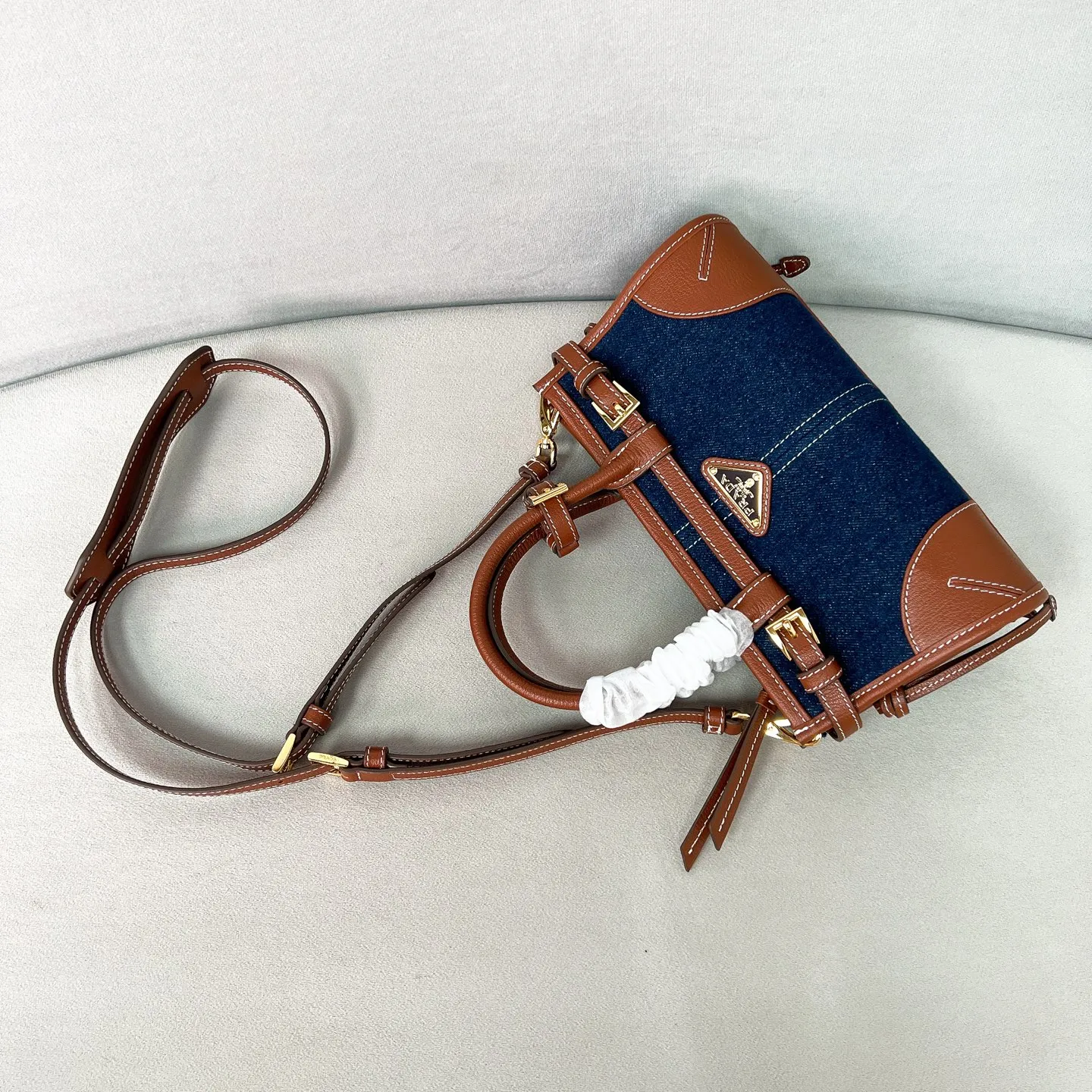 💰1400✨New model debut✨2025 new denim Baby Bonnie handbag 1BA486 hot style LuxSoft-Bonnie handbag denim fabric with retro waxed leather and gold hardware iconic triangle logo equipped with long shoulder strap can be carried on one shoulder or crossbody, fashionable and full of design, casual and simple, exquisite and practical, a retro style bag suitable for daily travel The upper body is really cool and sassy, retro➕fashionable and instant. Size 23.5*12*9