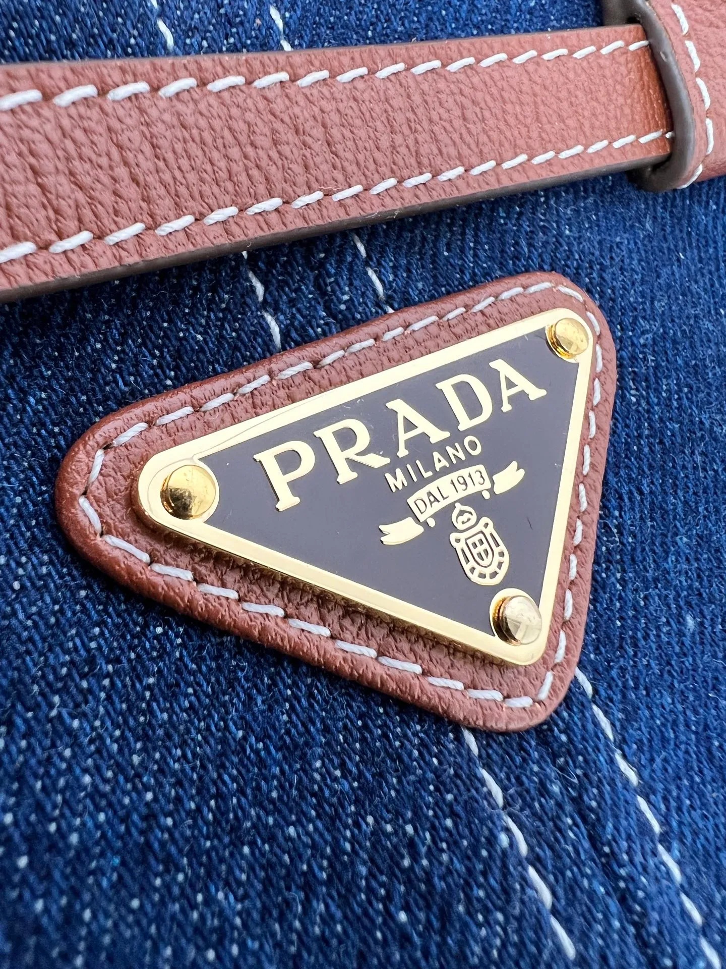 💰1400✨New model debut✨2025 new denim Baby Bonnie handbag 1BA486 hot style LuxSoft-Bonnie handbag denim fabric with retro waxed leather and gold hardware iconic triangle logo equipped with long shoulder strap can be carried on one shoulder or crossbody, fashionable and full of design, casual and simple, exquisite and practical, a retro style bag suitable for daily travel The upper body is really cool and sassy, retro➕fashionable and instant. Size 23.5*12*9