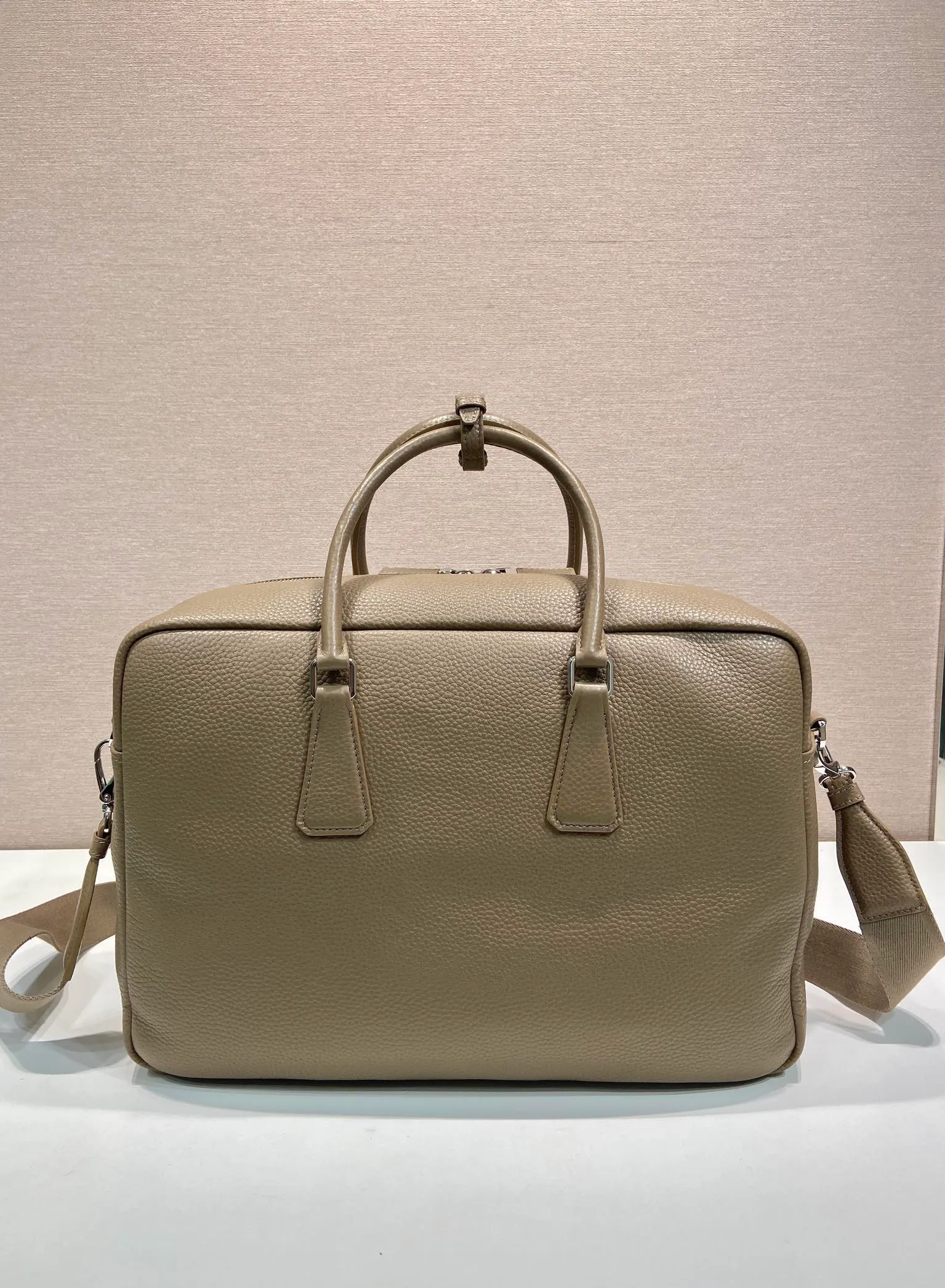 💰2160🎉New briefcase🎉2VE339 extra large🎉🎉 This briefcase is made of imported deerskin grain cowhide. Showing practical and elegant temperament, the spacious and practical shape is full of personality. Features an adjustable and removable webbing shoulder strap. Enameled metal triangle logo at front. Zip closure. The capacity is large and can be used for daily use. Handsome guys, hurry up and get it🎉🎉 Length 40x Height 28.5x Bottom length 16cm🎉🎉🎉👏👏👏