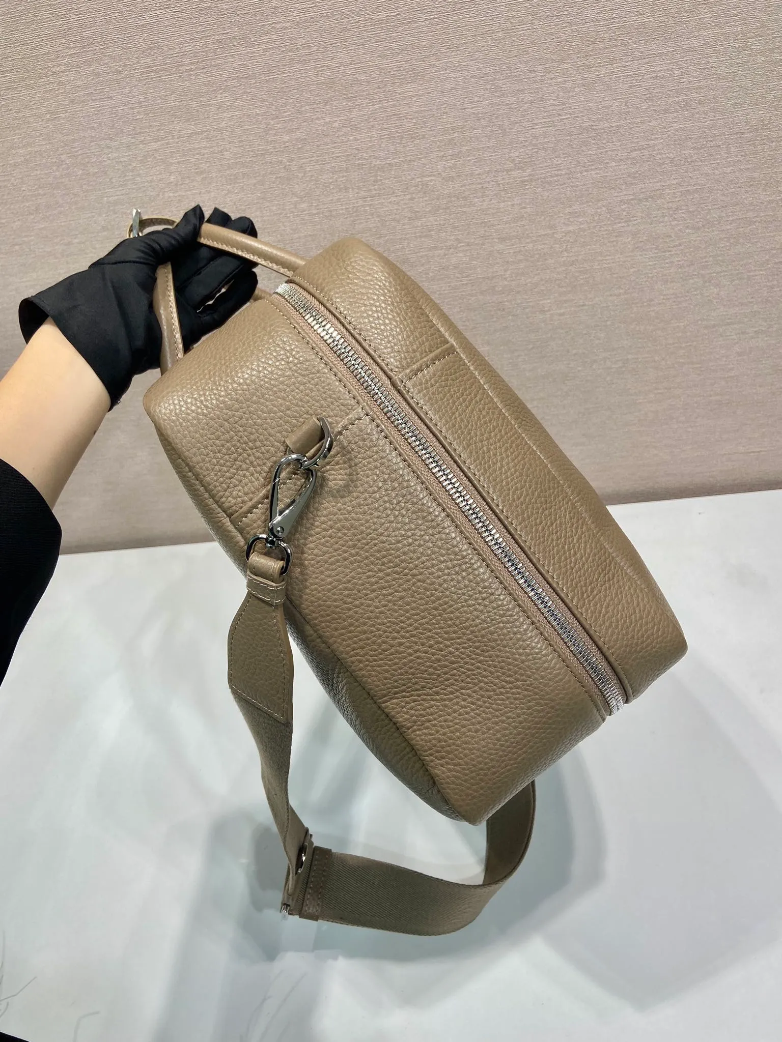 💰2160🎉New briefcase🎉2VE339 extra large🎉🎉 This briefcase is made of imported deerskin grain cowhide. Showing practical and elegant temperament, the spacious and practical shape is full of personality. Features an adjustable and removable webbing shoulder strap. Enameled metal triangle logo at front. Zip closure. The capacity is large and can be used for daily use. Handsome guys, hurry up and get it🎉🎉 Length 40x Height 28.5x Bottom length 16cm🎉🎉🎉👏👏👏