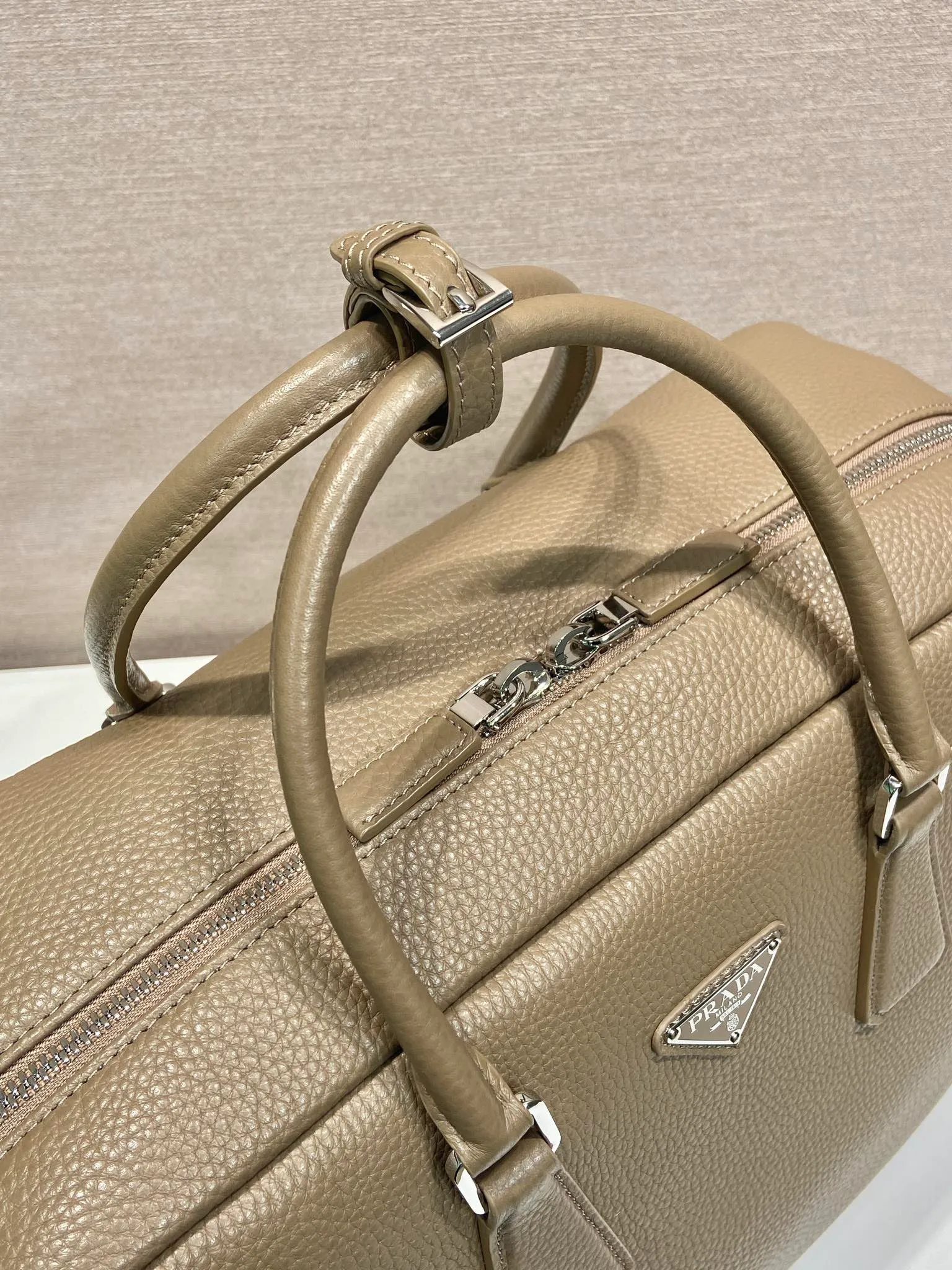 💰2160🎉New briefcase🎉2VE339 extra large🎉🎉 This briefcase is made of imported deerskin grain cowhide. Showing practical and elegant temperament, the spacious and practical shape is full of personality. Features an adjustable and removable webbing shoulder strap. Enameled metal triangle logo at front. Zip closure. The capacity is large and can be used for daily use. Handsome guys, hurry up and get it🎉🎉 Length 40x Height 28.5x Bottom length 16cm🎉🎉🎉👏👏👏