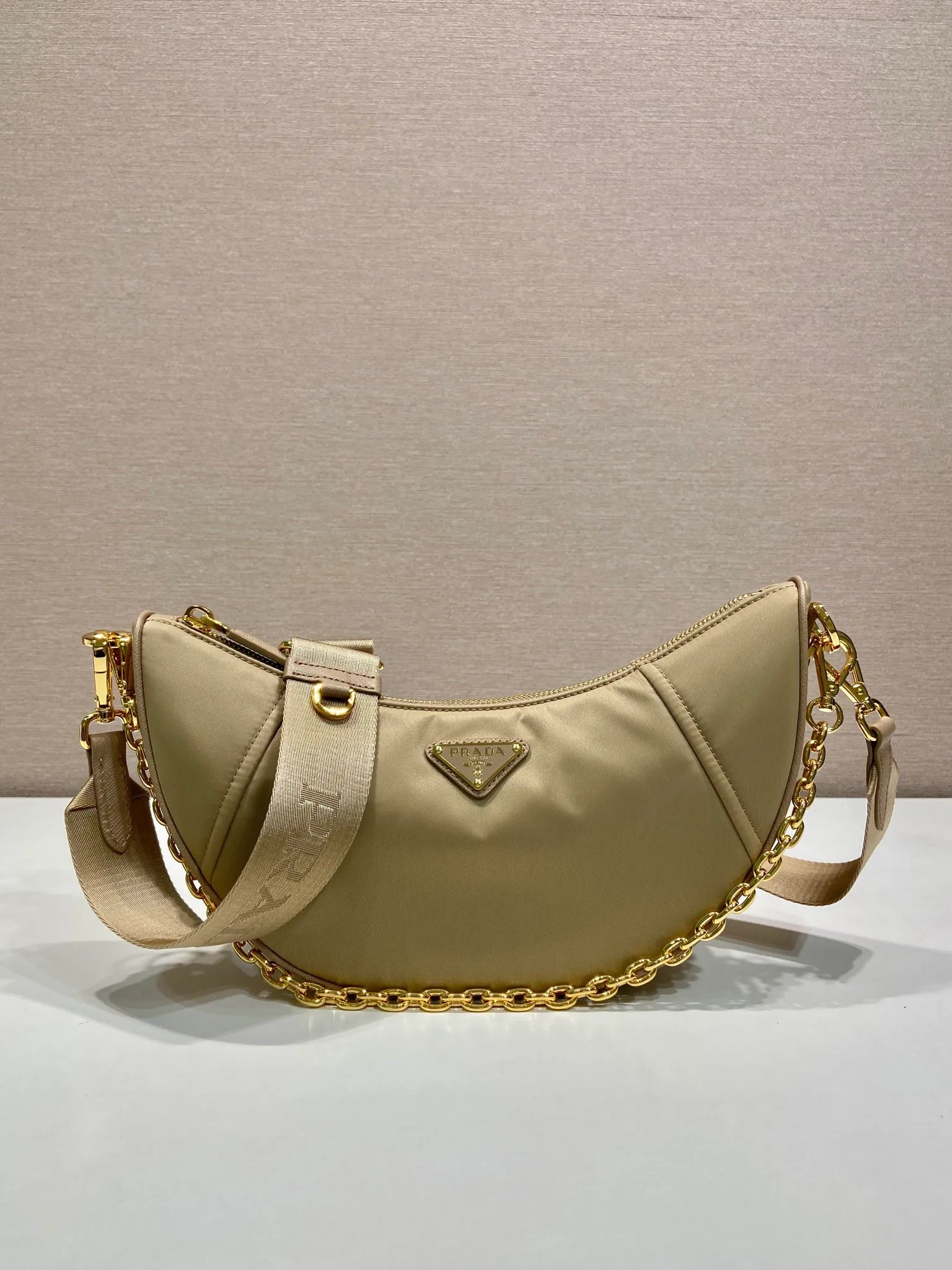 💰1020🎉New Crescent Bag🎉1BH222 Multi-Function🎉🎉 Made of recycled nylon fabric, this Re-Nylon handbag is exquisite and versatile, blending archival style with practical contemporary style. The half-moon silhouette features a detachable sporty shoulder strap and an elegant chain handle, making it versatile and versatile to carry. Crossbody/armpit/armpit bag/hand carry, it’s perfect😘😘Babies, hurry up and get it🎉🎉 Length 30x Height 13.5x Bottom 6cm🎉🎉🎉💰💰💰