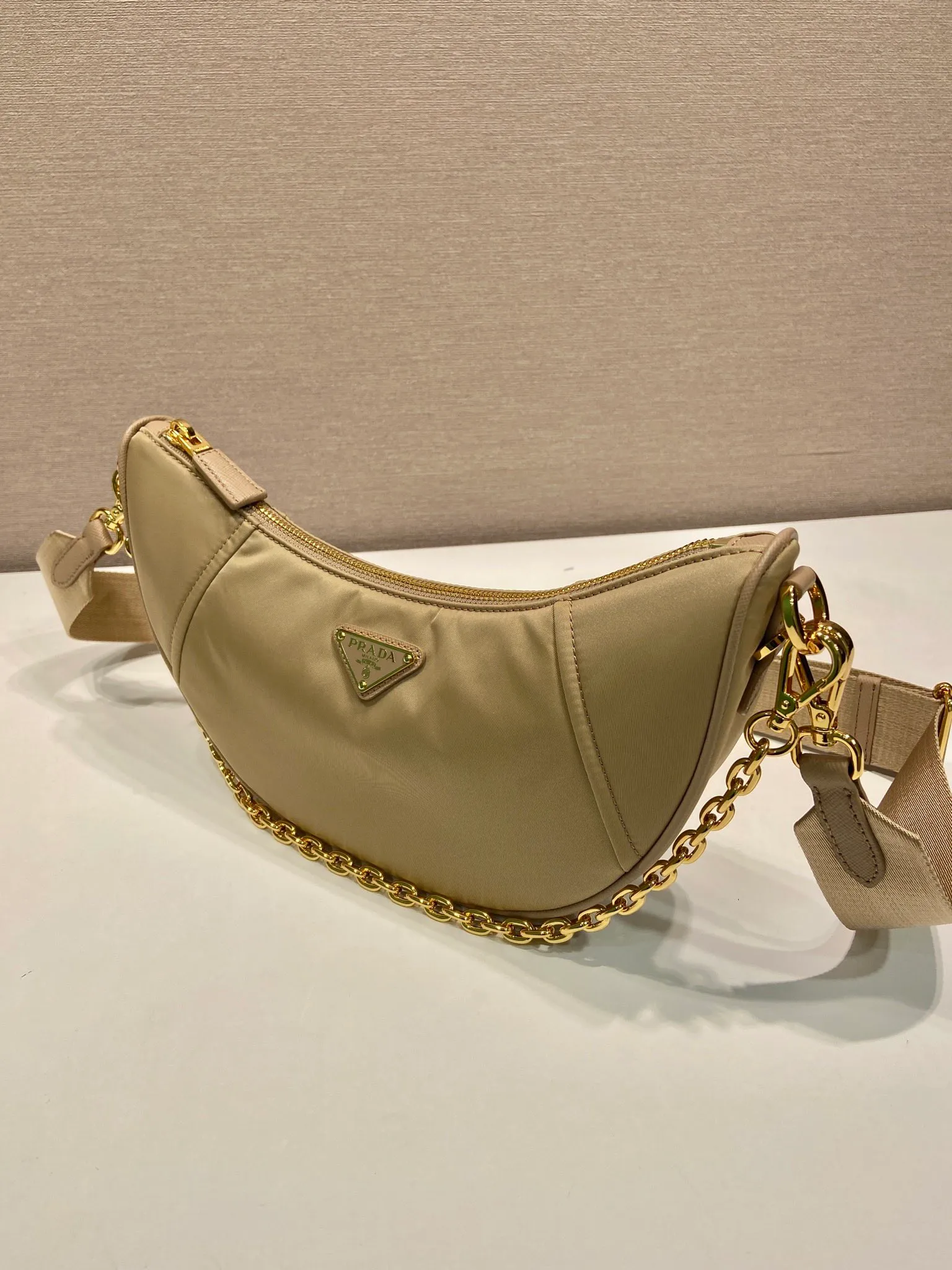 💰1020🎉New Crescent Bag🎉1BH222 Multi-Function🎉🎉 Made of recycled nylon fabric, this Re-Nylon handbag is exquisite and versatile, blending archival style with practical contemporary style. The half-moon silhouette features a detachable sporty shoulder strap and an elegant chain handle, making it versatile and versatile to carry. Crossbody/armpit/armpit bag/hand carry, it’s perfect😘😘Babies, hurry up and get it🎉🎉 Length 30x Height 13.5x Bottom 6cm🎉🎉🎉💰💰💰