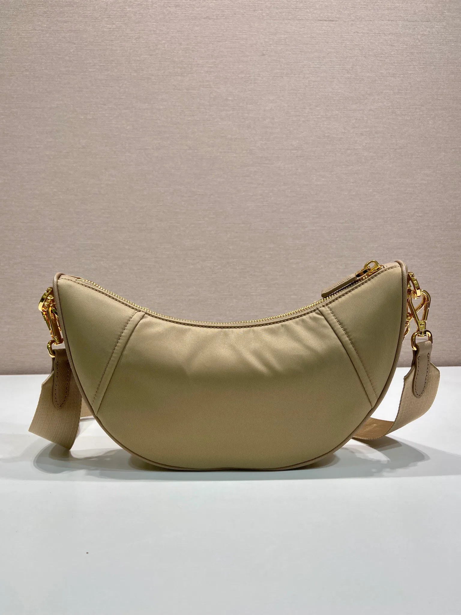 💰1020🎉New Crescent Bag🎉1BH222 Multi-Function🎉🎉 Made of recycled nylon fabric, this Re-Nylon handbag is exquisite and versatile, blending archival style with practical contemporary style. The half-moon silhouette features a detachable sporty shoulder strap and an elegant chain handle, making it versatile and versatile to carry. Crossbody/armpit/armpit bag/hand carry, it’s perfect😘😘Babies, hurry up and get it🎉🎉 Length 30x Height 13.5x Bottom 6cm🎉🎉🎉💰💰💰