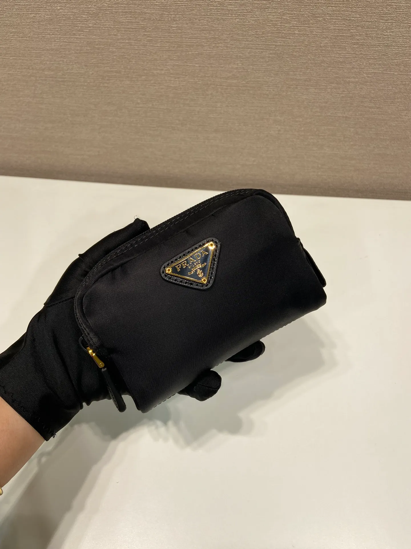 💰280🎉Small clutch🎉1NA339/K gold new product🎉🎉 This clutch is made of innovative Prada Re-Nylon regenerated nylon. The bag has a zipper design, the inner pocket is equipped with a zipper pocket, top-grade hardware, large capacity space, cards/car keys🔑/lipstick💄/all no problem, babies, the little handbag you have been longing for has arrived👏👏 Length 12x Height 8x Bottom 3.5cm🎉🎉🎉👏👏👏