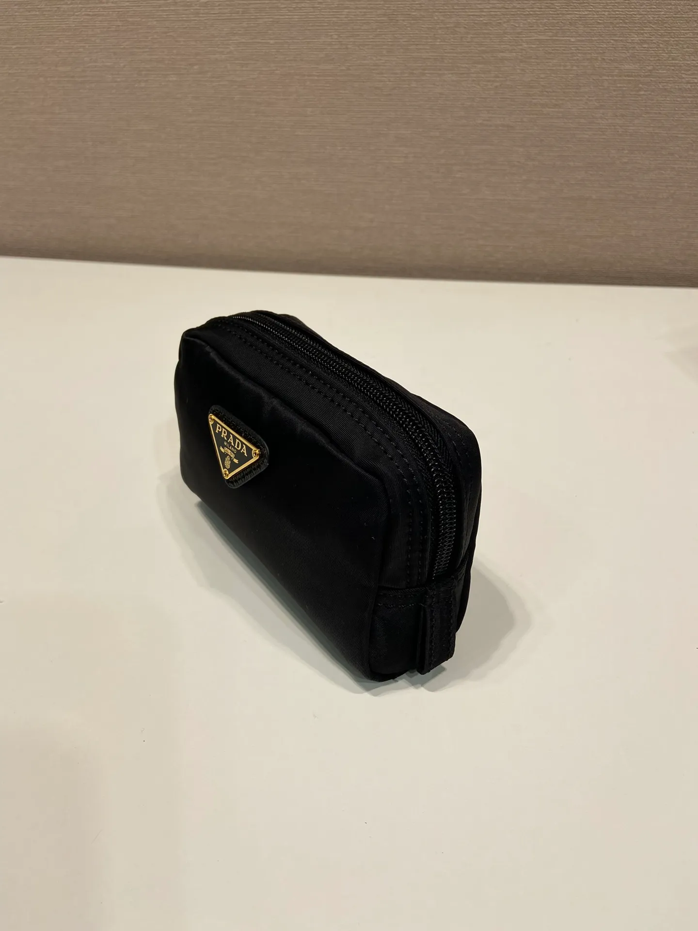 💰280🎉Small clutch🎉1NA339/K gold new product🎉🎉 This clutch is made of innovative Prada Re-Nylon regenerated nylon. The bag has a zipper design, the inner pocket is equipped with a zipper pocket, top-grade hardware, large capacity space, cards/car keys🔑/lipstick💄/all no problem, babies, the little handbag you have been longing for has arrived👏👏 Length 12x Height 8x Bottom 3.5cm🎉🎉🎉👏👏👏