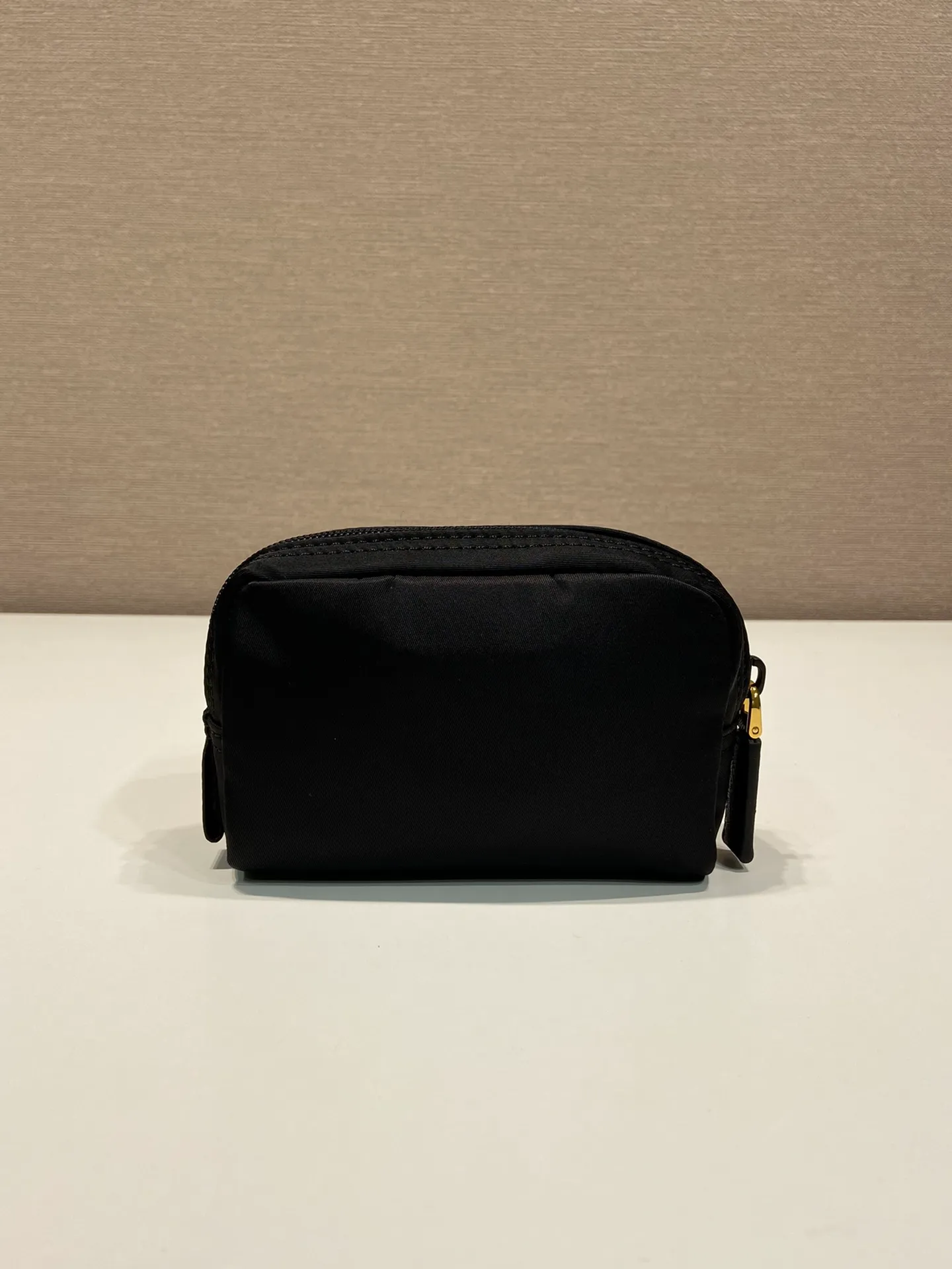 💰280🎉Small clutch🎉1NA339/K gold new product🎉🎉 This clutch is made of innovative Prada Re-Nylon regenerated nylon. The bag has a zipper design, the inner pocket is equipped with a zipper pocket, top-grade hardware, large capacity space, cards/car keys🔑/lipstick💄/all no problem, babies, the little handbag you have been longing for has arrived👏👏 Length 12x Height 8x Bottom 3.5cm🎉🎉🎉👏👏👏