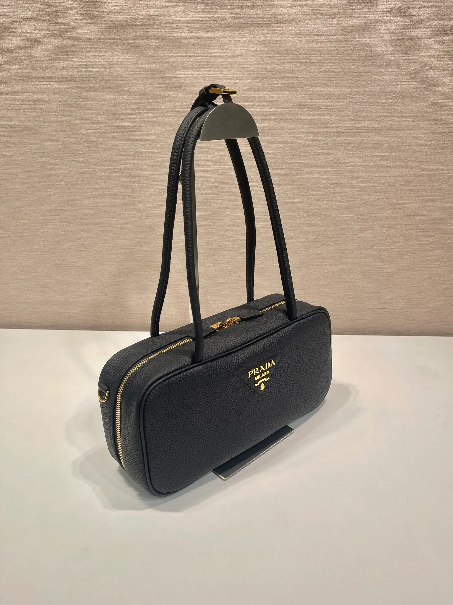 💰1600🎉New model🎉1BB126🎉 This handbag is made of imported deerskin grain cowhide, top-grade hardware, can be carried or carried on the shoulder😘, has large capacity, the upper body effect is very beautiful, and it feels super soft🎉Hurry up and get it🎉Length 28xH13xBase 8cm🎉🎉🎉👏👏👏