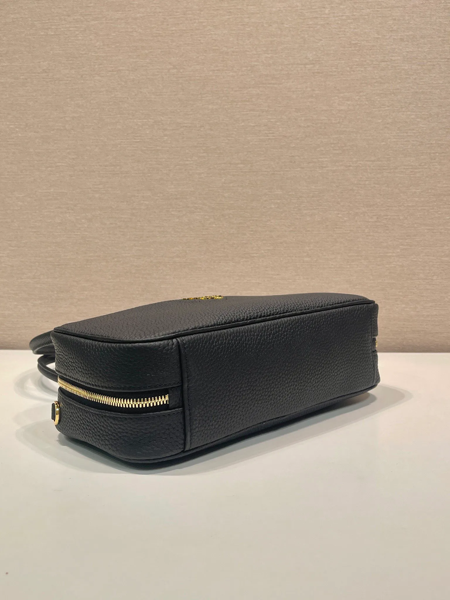 💰1600🎉New model🎉1BB126🎉 This handbag is made of imported deerskin grain cowhide, top-grade hardware, can be carried or carried on the shoulder😘, has large capacity, the upper body effect is very beautiful, and it feels super soft🎉Hurry up and get it🎉Length 28xH13xBase 8cm🎉🎉🎉👏👏👏