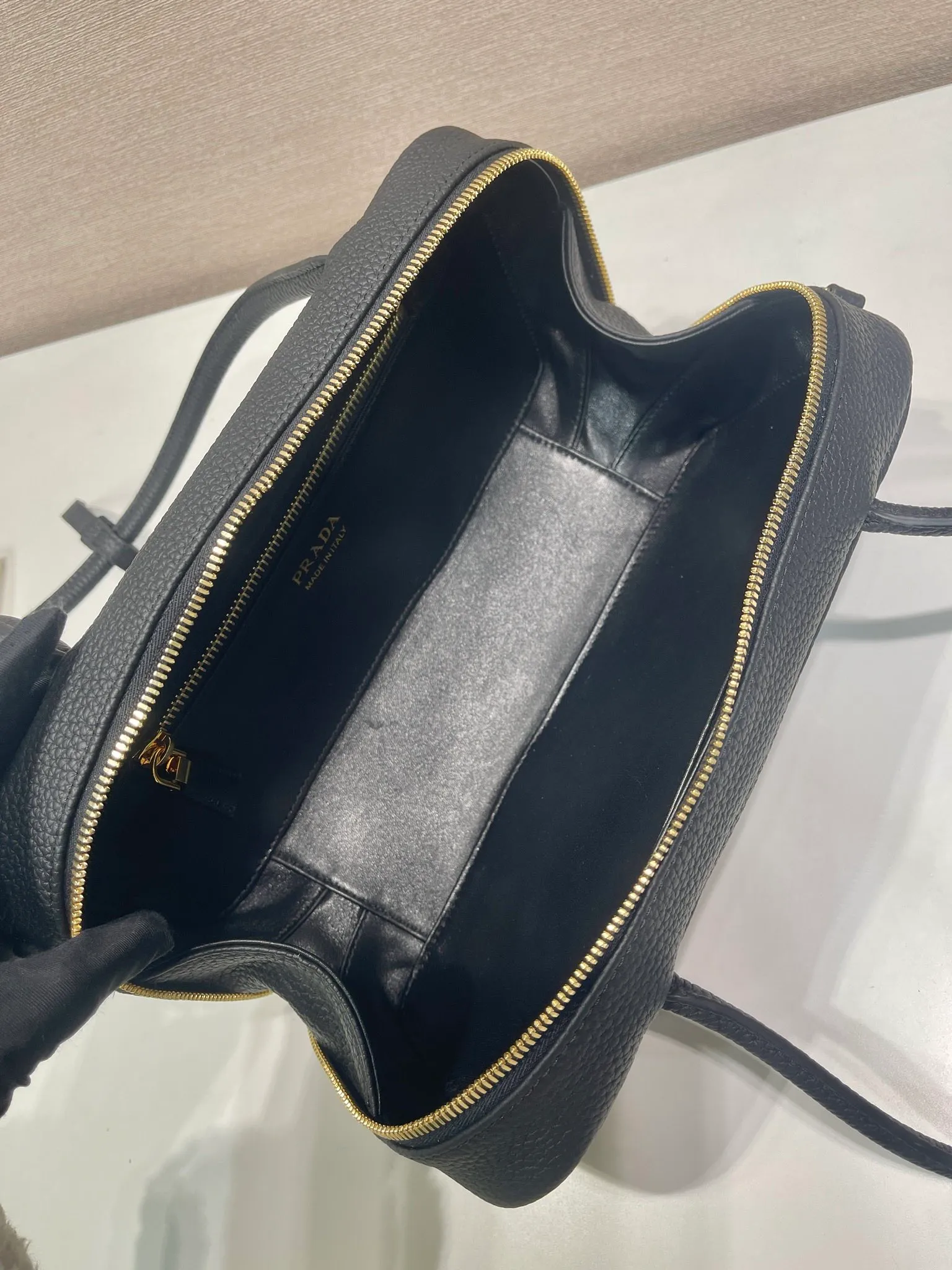 💰1600🎉New model🎉1BB126🎉 This handbag is made of imported deerskin grain cowhide, top-grade hardware, can be carried or carried on the shoulder😘, has large capacity, the upper body effect is very beautiful, and it feels super soft🎉Hurry up and get it🎉Length 28xH13xBase 8cm🎉🎉🎉👏👏👏