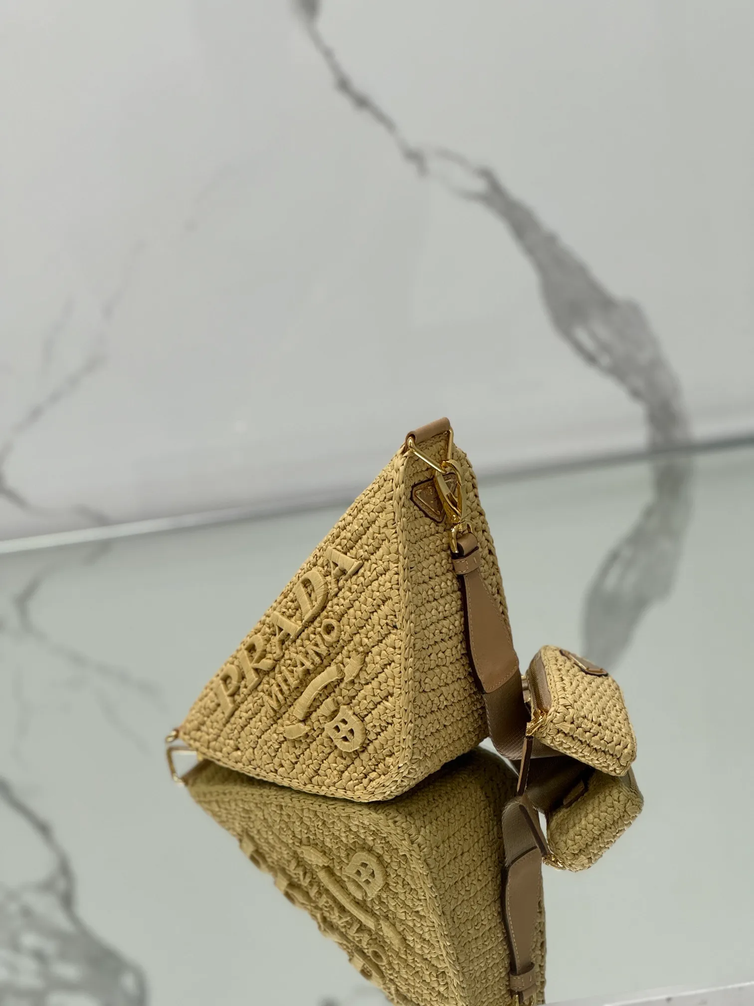 💰1700🌟Woven triangular bag This hand-woven triangular bag has a great design, with three-dimensional hand-woven fonts and complex handwork that looks particularly grand/fashionable. It has large capacity and a detachable small bag on the shoulder strap. Size: length 26x height 14x bottom 10.5cm Style number: 1BH190