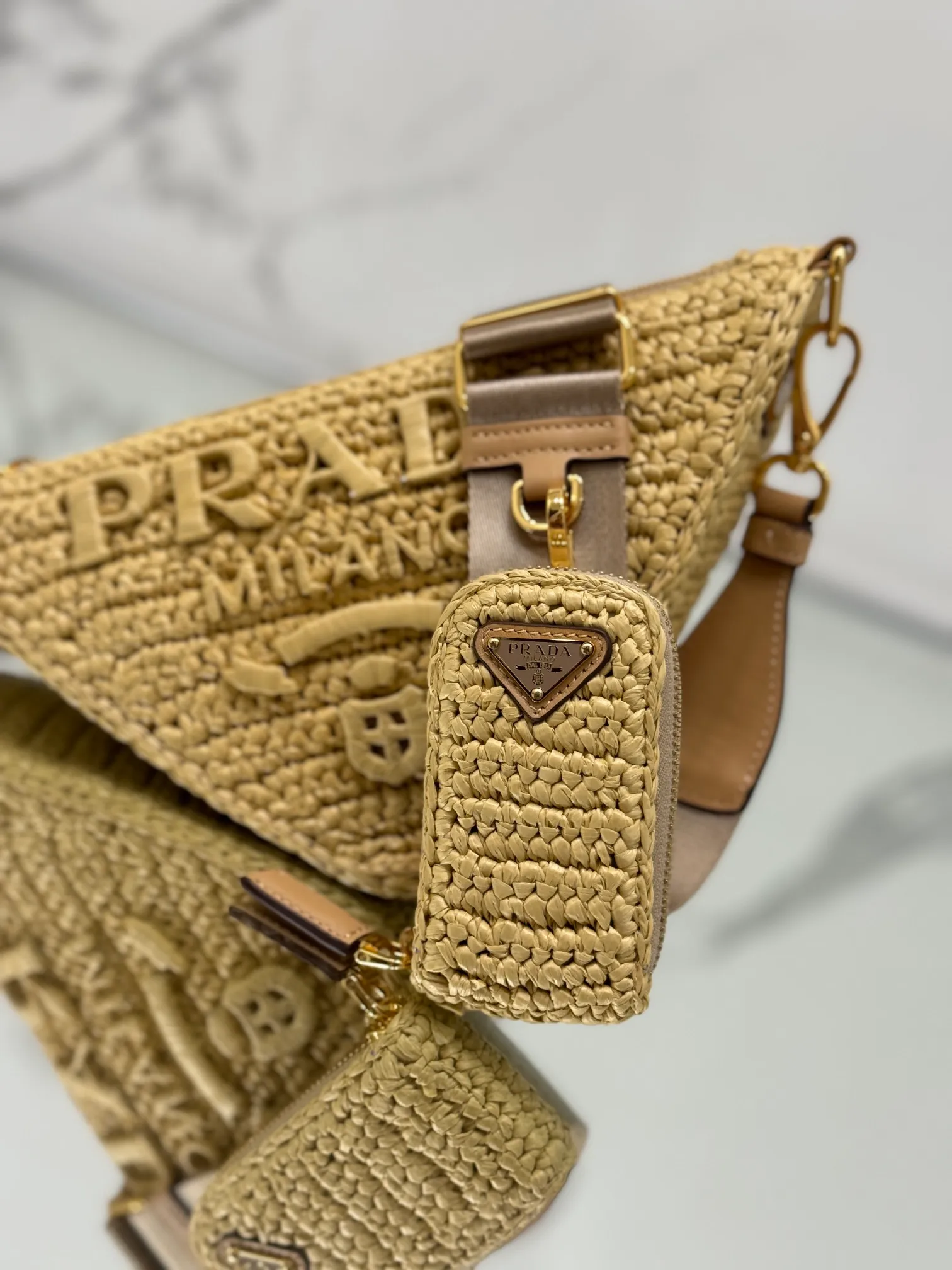 💰1700🌟Woven triangular bag This hand-woven triangular bag has a great design, with three-dimensional hand-woven fonts and complex handwork that looks particularly grand/fashionable. It has large capacity and a detachable small bag on the shoulder strap. Size: length 26x height 14x bottom 10.5cm Style number: 1BH190