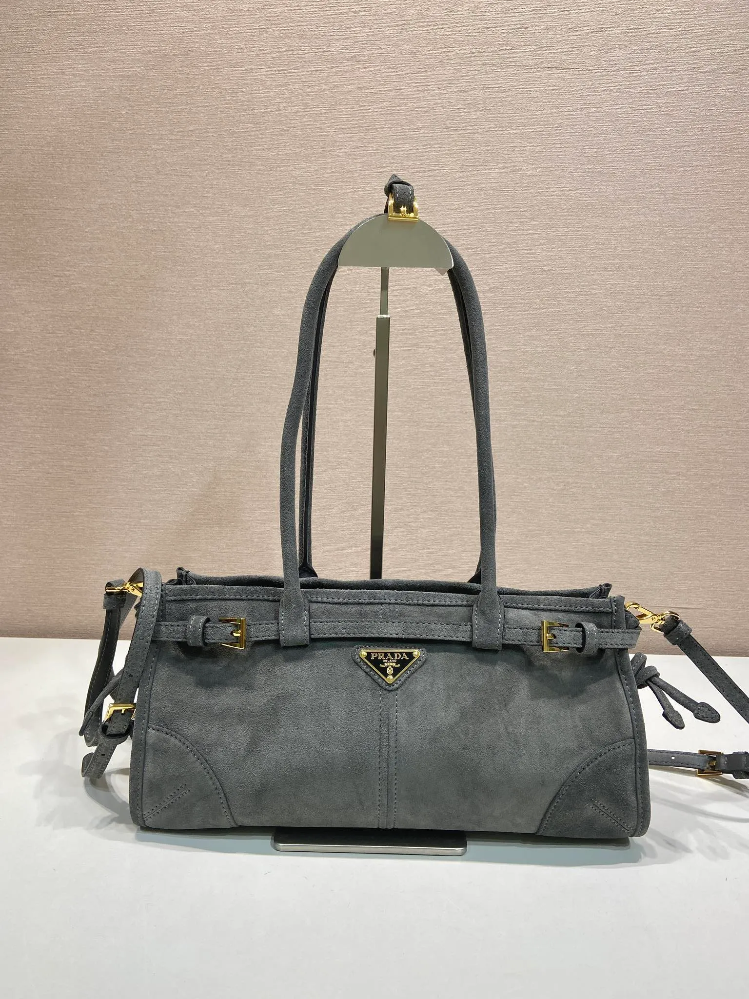 💰1660🎉LusSolf nubuck leather🎉1BA426 anthracite gray🎉🎉 This hand-held crossbody bag is made of imported nubuck leather, exuding a classic atmosphere. It is equipped with a detachable and adjustable long shoulder strap, which is convenient for different occasions. It has a very large capacity and is easy to use. It is definitely a must-have for fashionistas. Hurry up and take this retro style handbag home! Length 32x Height 15.5x Bottom 12cm🎉🎉🎉👏👏👏
