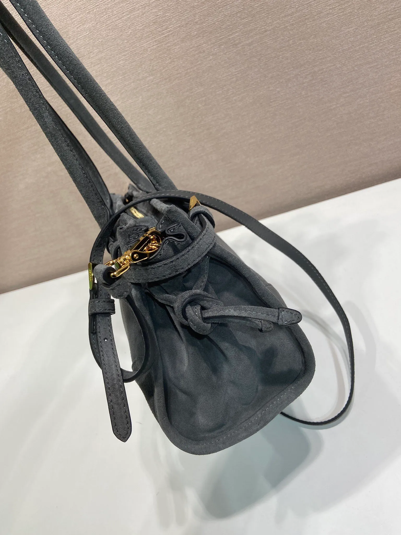 💰1660🎉LusSolf nubuck leather🎉1BA426 anthracite gray🎉🎉 This hand-held crossbody bag is made of imported nubuck leather, exuding a classic atmosphere. It is equipped with a detachable and adjustable long shoulder strap, which is convenient for different occasions. It has a very large capacity and is easy to use. It is definitely a must-have for fashionistas. Hurry up and take this retro style handbag home! Length 32x Height 15.5x Bottom 12cm🎉🎉🎉👏👏👏