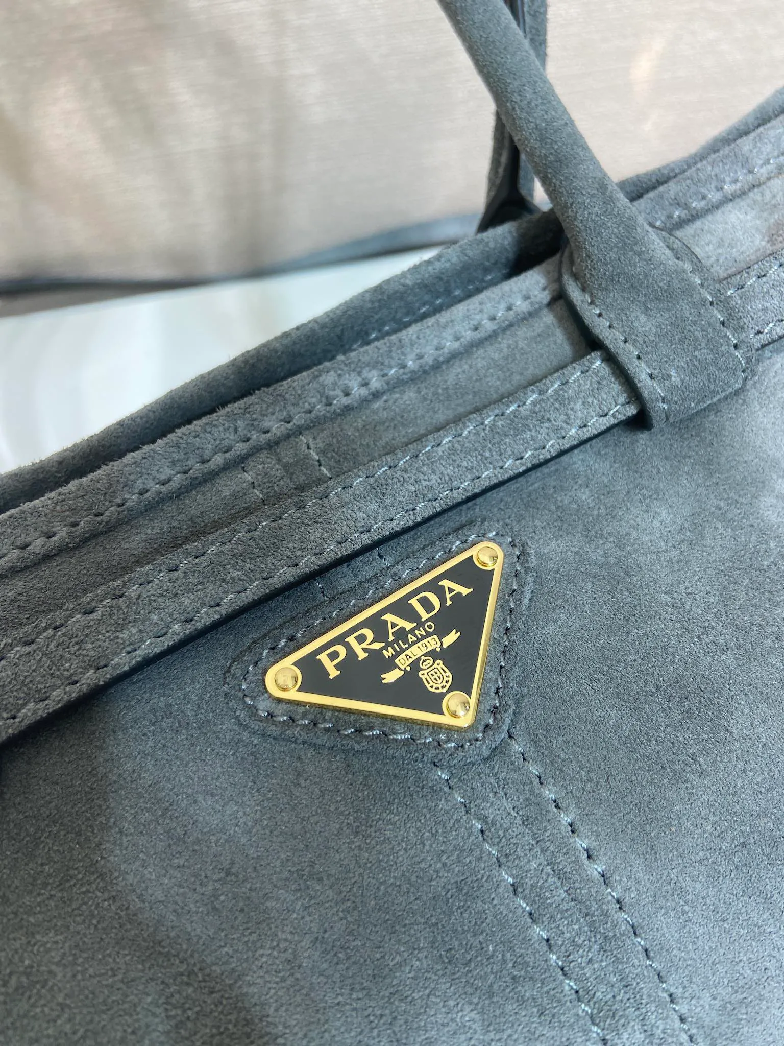 💰1660🎉LusSolf nubuck leather🎉1BA426 anthracite gray🎉🎉 This hand-held crossbody bag is made of imported nubuck leather, exuding a classic atmosphere. It is equipped with a detachable and adjustable long shoulder strap, which is convenient for different occasions. It has a very large capacity and is easy to use. It is definitely a must-have for fashionistas. Hurry up and take this retro style handbag home! Length 32x Height 15.5x Bottom 12cm🎉🎉🎉👏👏👏