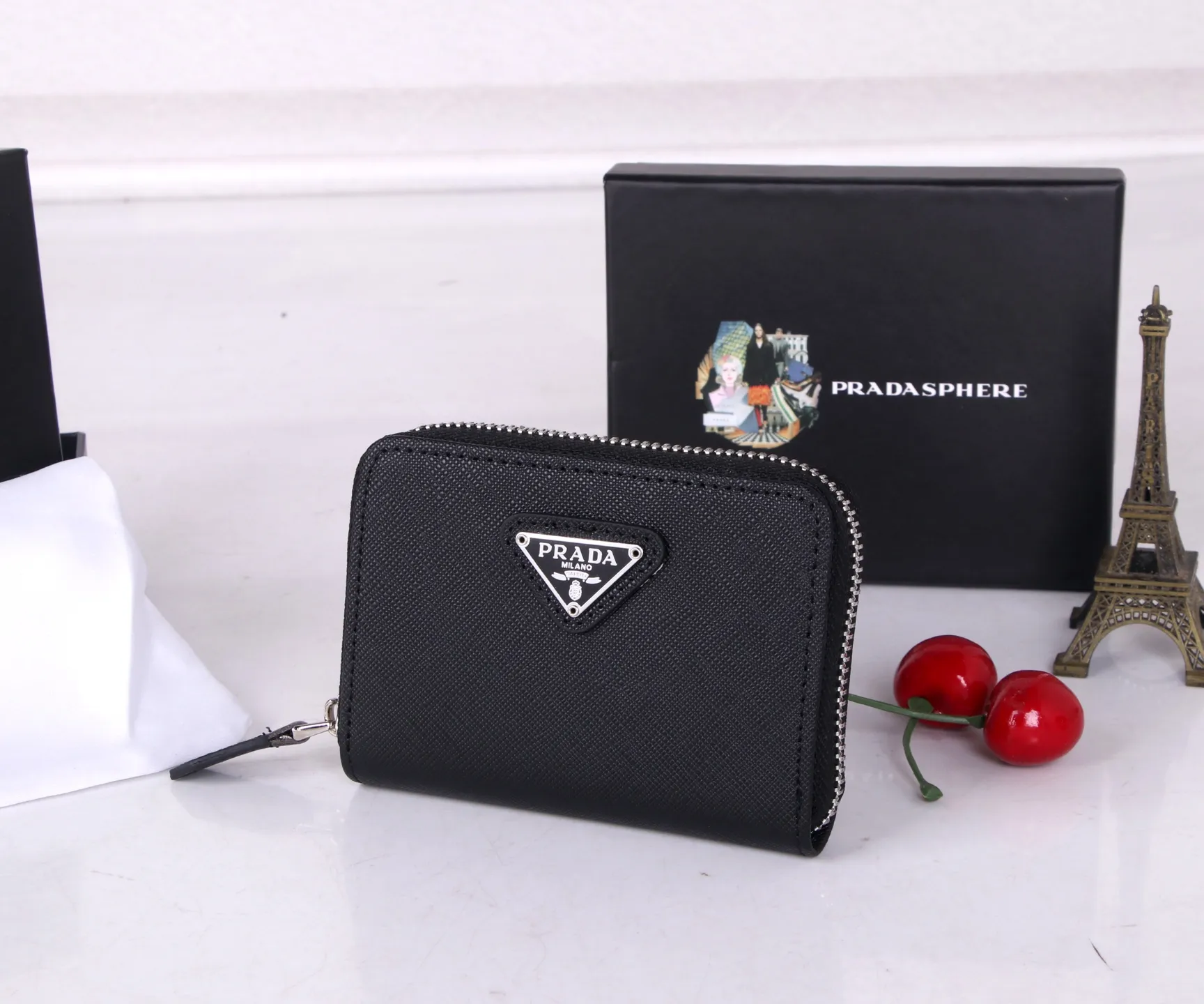 💰130 Style No.: LM1123 Brand: PRADA Color: Black Size: 10*8cm Description: The latest styles at the counter, synchronized with the official website, genuine product development, top Italian original single cross-grain cowhide with excellent texture, threaded lining and imported hardware accessories! The exquisite wiring is even and neat, and the oil edges are smooth.