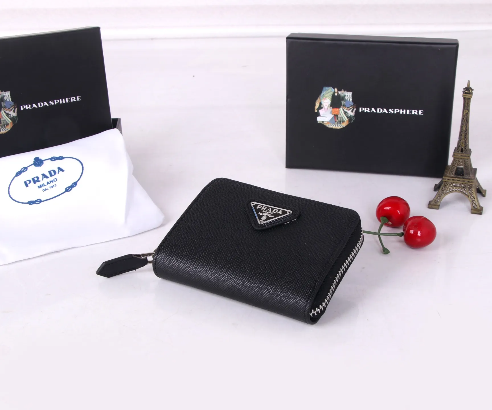💰130 Style No.: LM1123 Brand: PRADA Color: Black Size: 10*8cm Description: The latest styles at the counter, synchronized with the official website, genuine product development, top Italian original single cross-grain cowhide with excellent texture, threaded lining and imported hardware accessories! The exquisite wiring is even and neat, and the oil edges are smooth.
