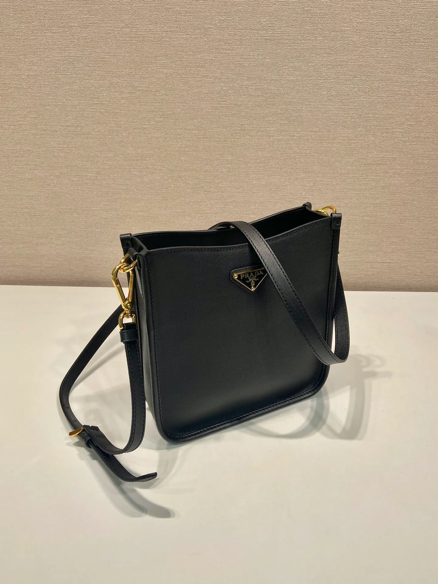 💰1500👏New double shoulder strap bag👏1BH220🎉tote bag This leather shoulder bag has a simple design and is made of imported calfskin. The metal triangle logo on the front adds an iconic tone. Equipped with 2 detachable logo webbing straps and leather shoulder straps, it can be exchanged at any time for different outfits and occasions😘😘to highlight its modern style. High fashion is the main fashion for daily matching. Hurry up and get it, it’s so beautiful👏👏 Length 20x height 21x bottom 7cm