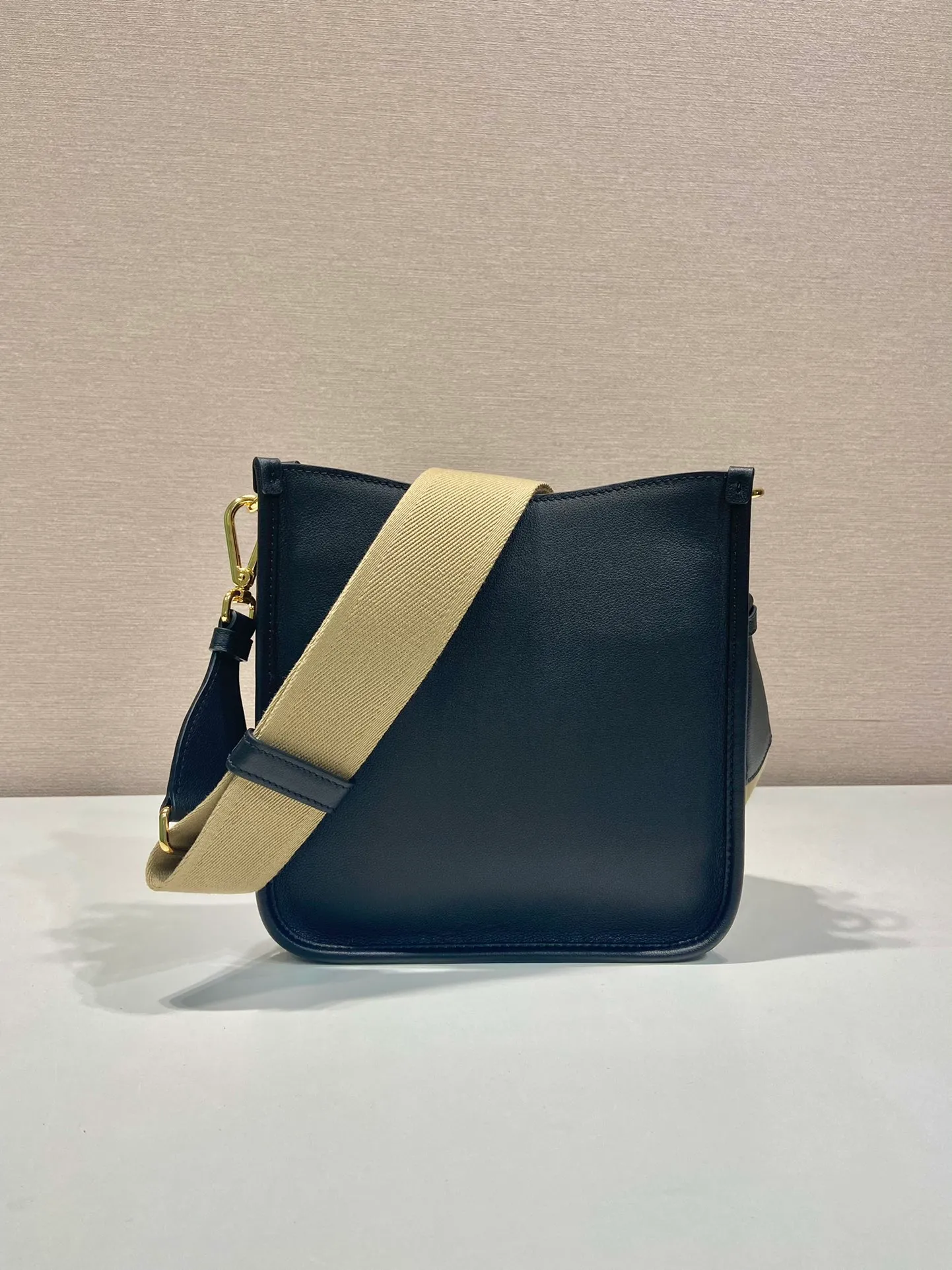 💰1500👏New double shoulder strap bag👏1BH220🎉tote bag This leather shoulder bag has a simple design and is made of imported calfskin. The metal triangle logo on the front adds an iconic tone. Equipped with 2 detachable logo webbing straps and leather shoulder straps, it can be exchanged at any time for different outfits and occasions😘😘to highlight its modern style. High fashion is the main fashion for daily matching. Hurry up and get it, it’s so beautiful👏👏 Length 20x height 21x bottom 7cm