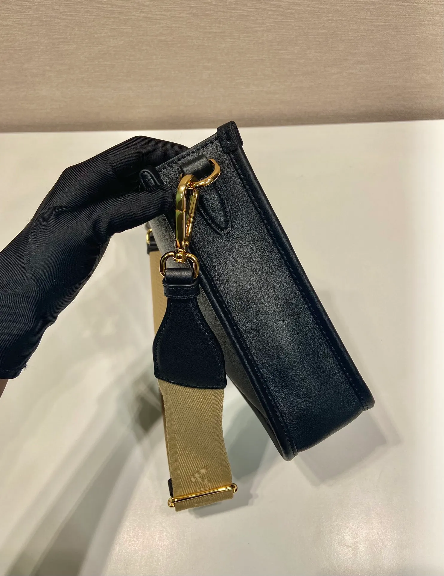💰1500👏New double shoulder strap bag👏1BH220🎉tote bag This leather shoulder bag has a simple design and is made of imported calfskin. The metal triangle logo on the front adds an iconic tone. Equipped with 2 detachable logo webbing straps and leather shoulder straps, it can be exchanged at any time for different outfits and occasions😘😘to highlight its modern style. High fashion is the main fashion for daily matching. Hurry up and get it, it’s so beautiful👏👏 Length 20x height 21x bottom 7cm