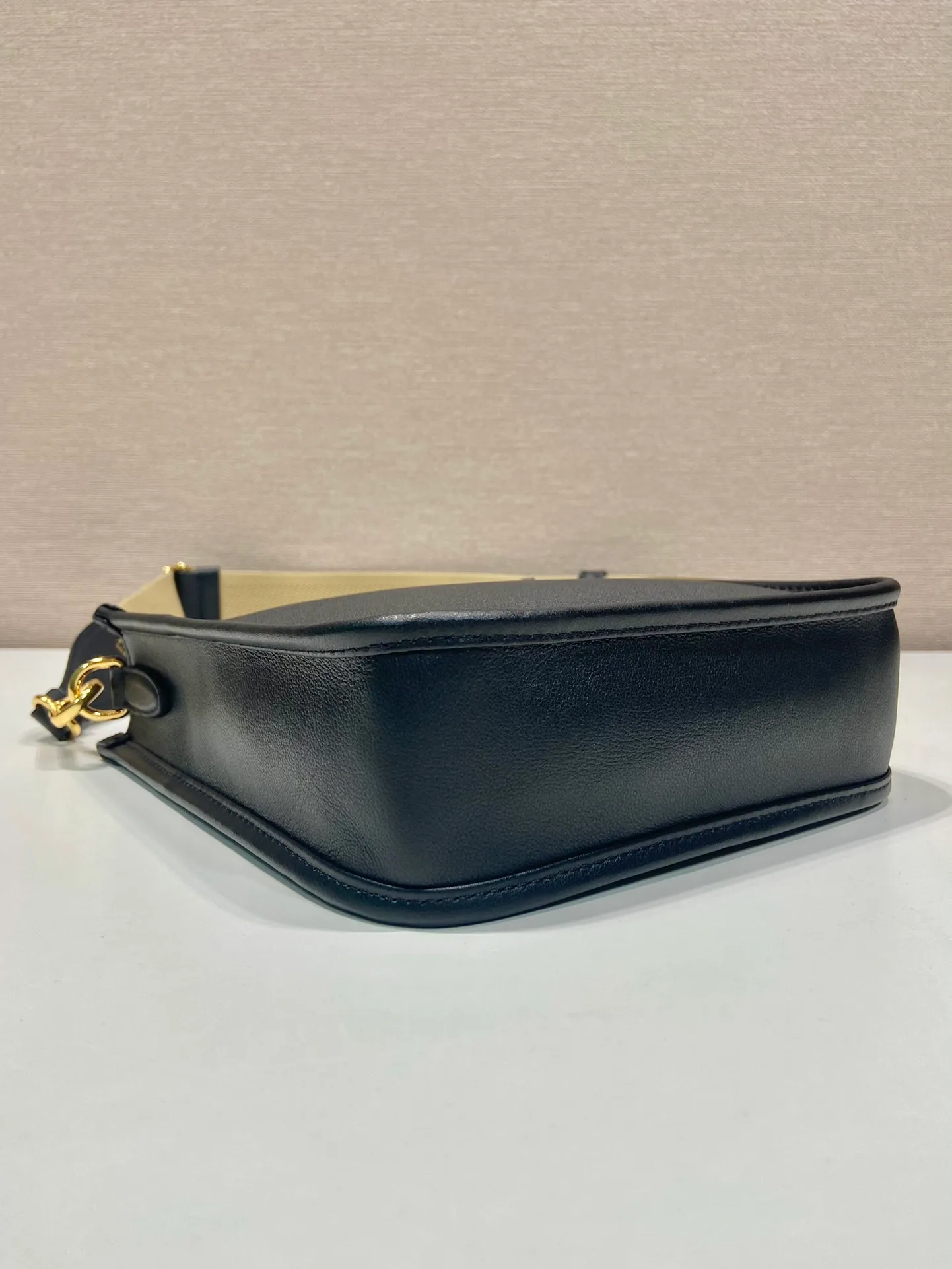 💰1500👏New double shoulder strap bag👏1BH220🎉tote bag This leather shoulder bag has a simple design and is made of imported calfskin. The metal triangle logo on the front adds an iconic tone. Equipped with 2 detachable logo webbing straps and leather shoulder straps, it can be exchanged at any time for different outfits and occasions😘😘to highlight its modern style. High fashion is the main fashion for daily matching. Hurry up and get it, it’s so beautiful👏👏 Length 20x height 21x bottom 7cm