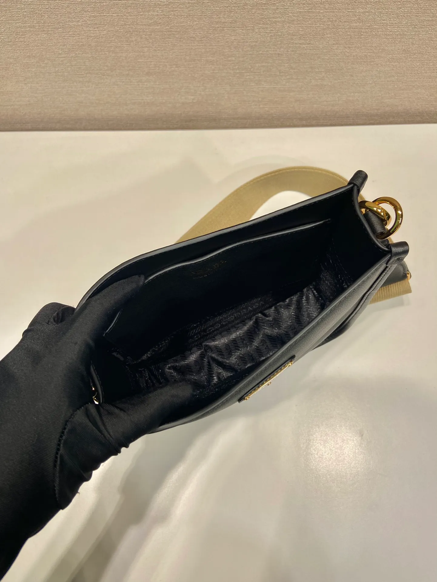 💰1500👏New double shoulder strap bag👏1BH220🎉tote bag This leather shoulder bag has a simple design and is made of imported calfskin. The metal triangle logo on the front adds an iconic tone. Equipped with 2 detachable logo webbing straps and leather shoulder straps, it can be exchanged at any time for different outfits and occasions😘😘to highlight its modern style. High fashion is the main fashion for daily matching. Hurry up and get it, it’s so beautiful👏👏 Length 20x height 21x bottom 7cm