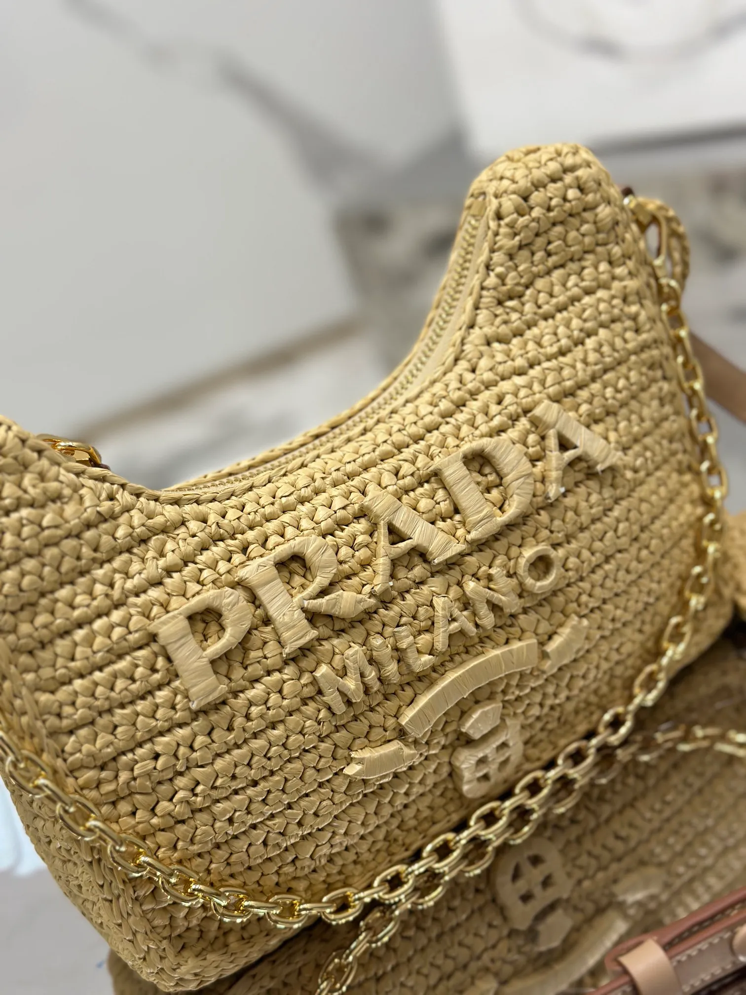 💰1700✨New product debut✨hobo underarm braid. Made of top-quality raffia, handmade. The colors are smart and fashionable. The hand-woven logo on the front is equipped with a detachable chain and hand-adjustable shoulder strap. It is not only practical, lightweight but also beautiful. The new favorite of fashionistas. Size: 22-18-6cm Model: 1BC204 braid