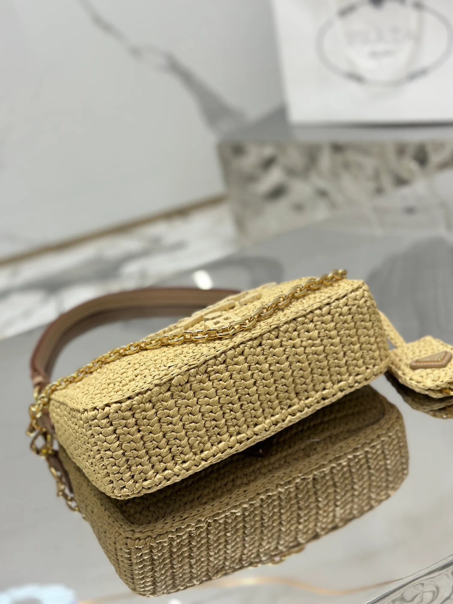 💰1700✨New product debut✨hobo underarm braid. Made of top-quality raffia, handmade. The colors are smart and fashionable. The hand-woven logo on the front is equipped with a detachable chain and hand-adjustable shoulder strap. It is not only practical, lightweight but also beautiful. The new favorite of fashionistas. Size: 22-18-6cm Model: 1BC204 braid