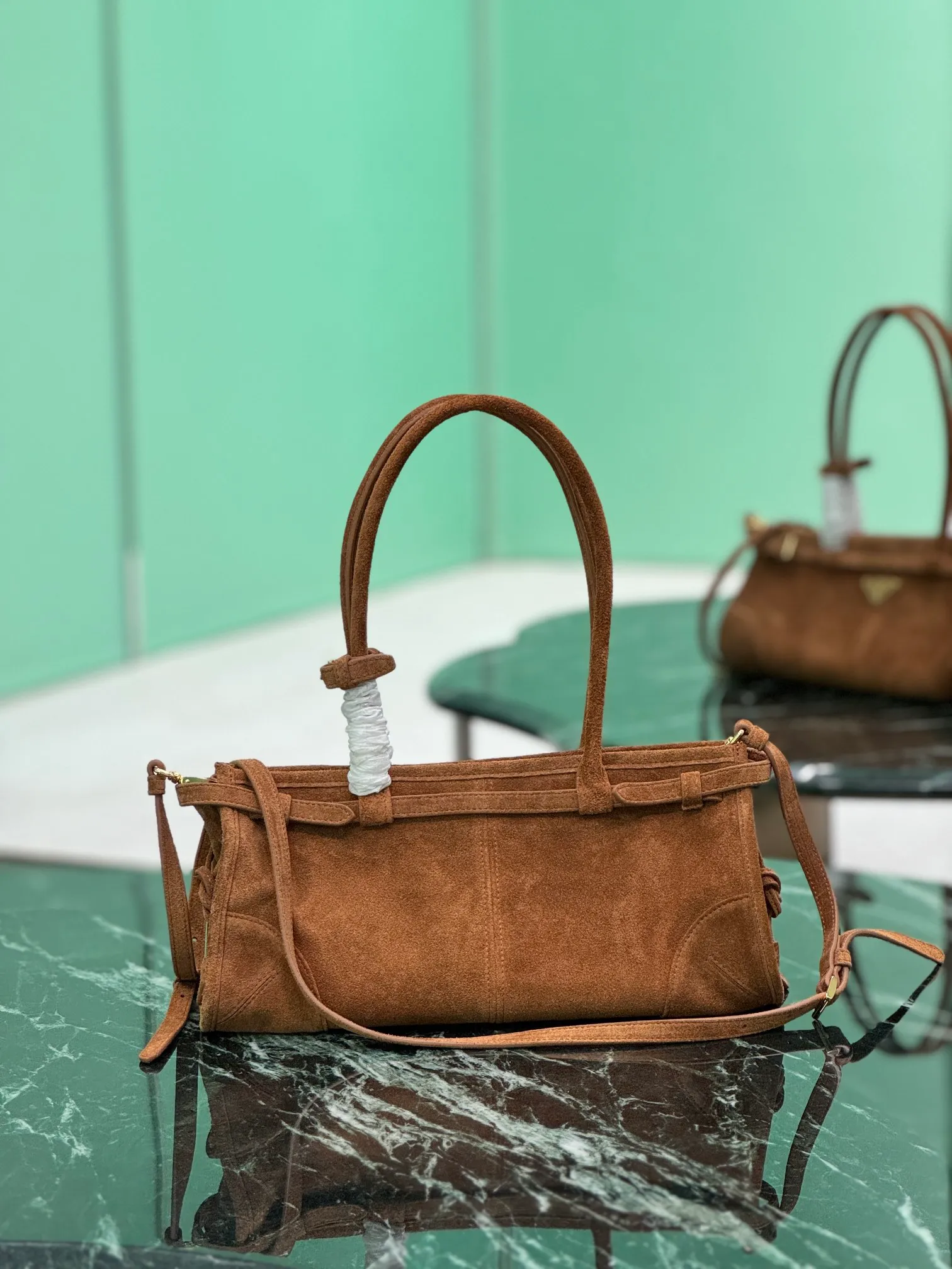 💰1660🌟SoftLux suede handbag This hand-held crossbody bag is made of autumn and winter suede leather. It is equipped with a detachable and adjustable long shoulder strap, which is convenient for different occasions. The capacity is very large~ Dimensions: length 32x height 15.5x bottom 12cm Style number: 1BA426